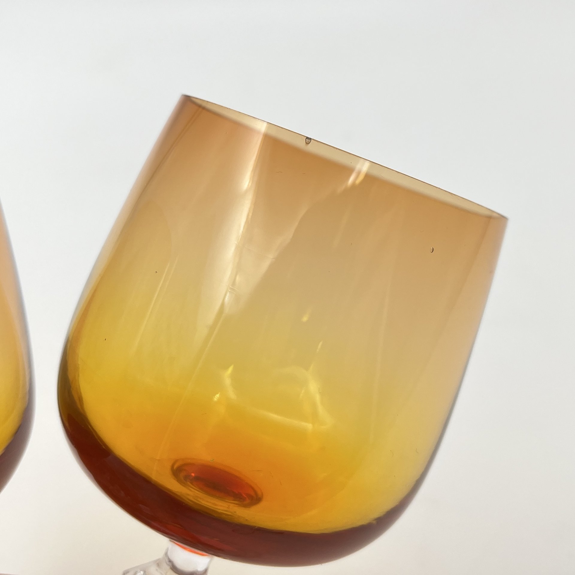 Набор бокалов с градиентом от красного к желтому, на 3 персоны, автор А.М.Силко,, стекло, Стекольный завод «Красный май», СССР, 1960-1980 гг.