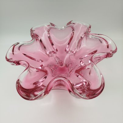 Ваза для фруктов розового оттенка с волнистым бортом, стекло, гутная техника, Чехословакия, 1960-1970 гг.