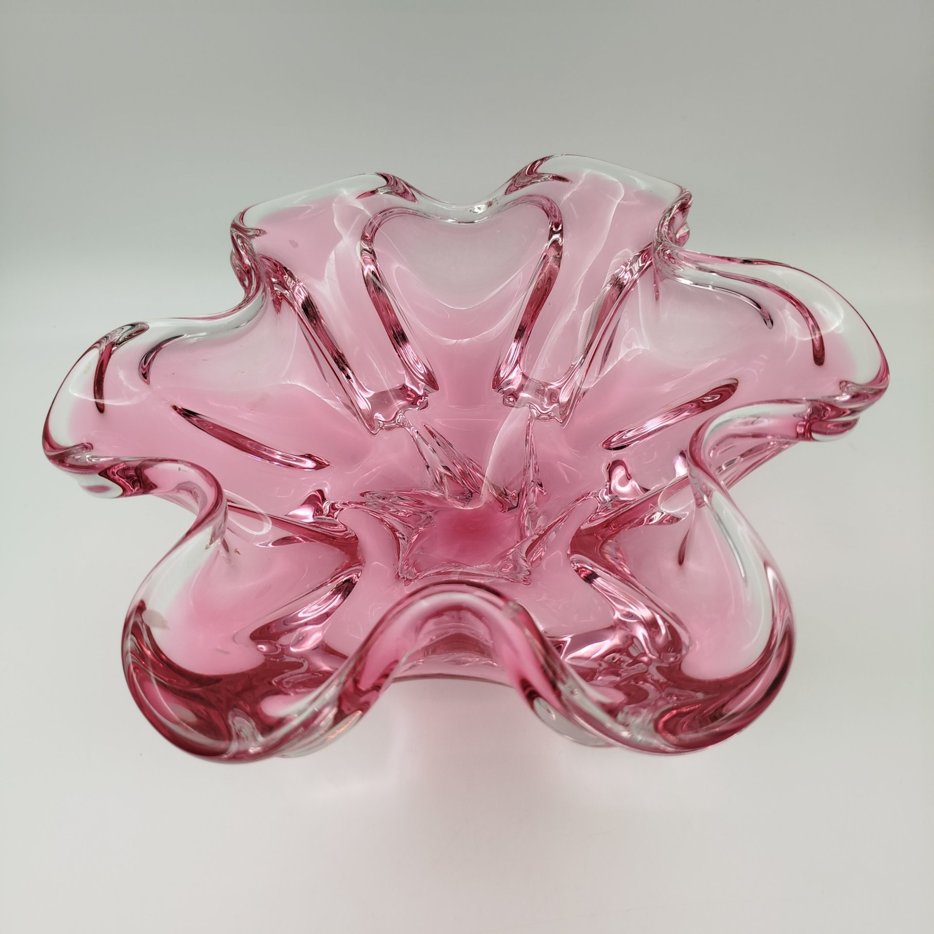 Ваза для фруктов розового оттенка с волнистым бортом, стекло, гутная техника, Чехословакия, 1960-1970 гг.