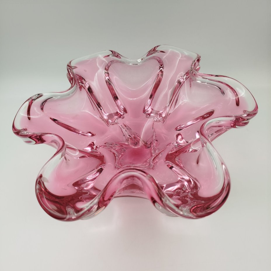 Ваза для фруктов розового оттенка с волнистым бортом, стекло, гутная техника, Чехословакия, 1960-1970 гг.