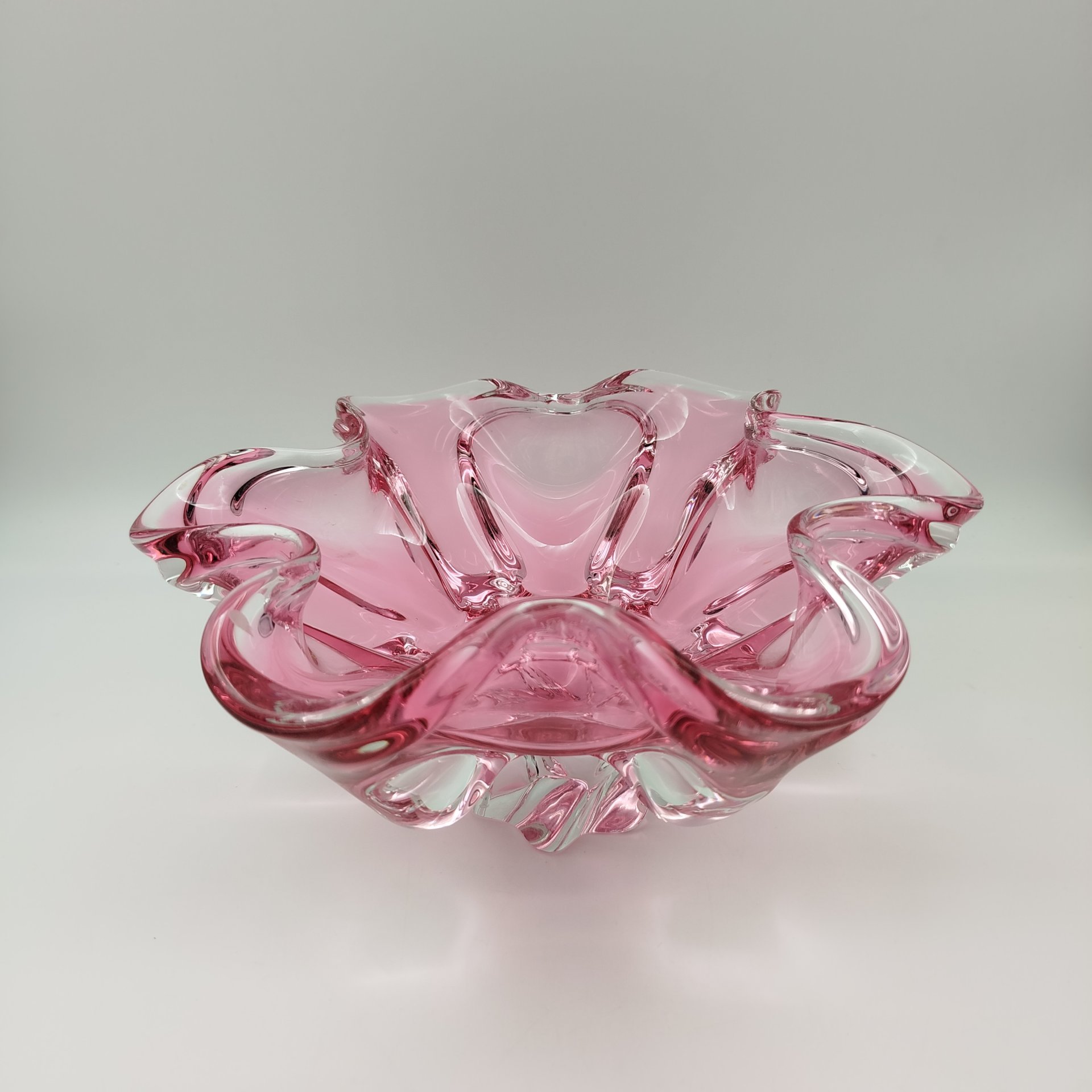 Ваза для фруктов розового оттенка с волнистым бортом, стекло, гутная техника, Чехословакия, 1960-1970 гг.