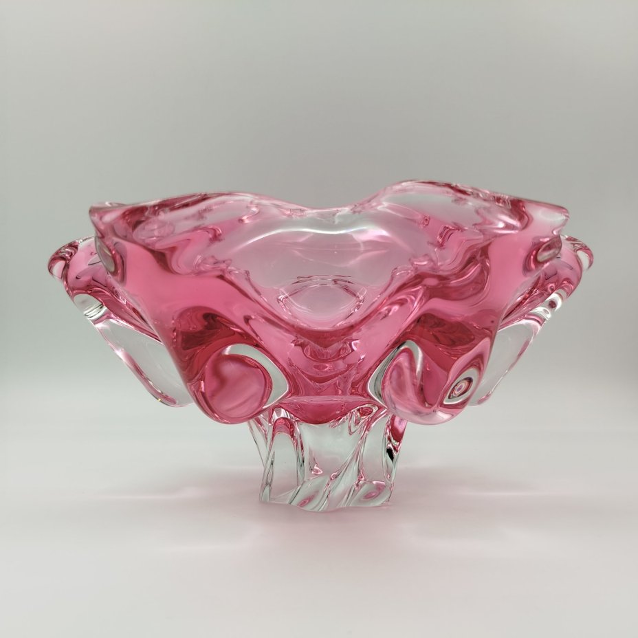 Ваза для фруктов розового оттенка с волнистым бортом
