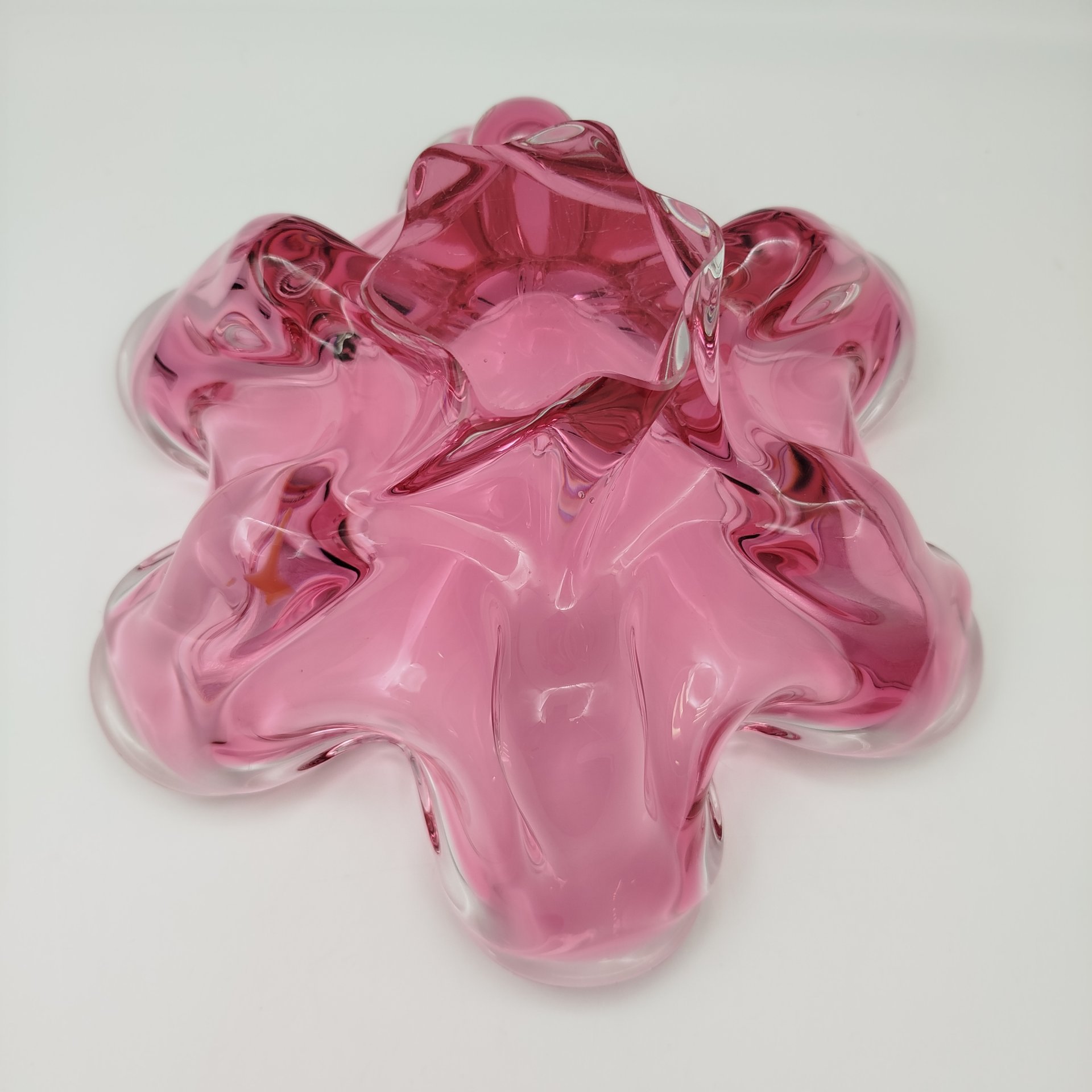 Ваза для фруктов розового оттенка с волнистым бортом, стекло, гутная техника, Чехословакия, 1960-1970 гг.