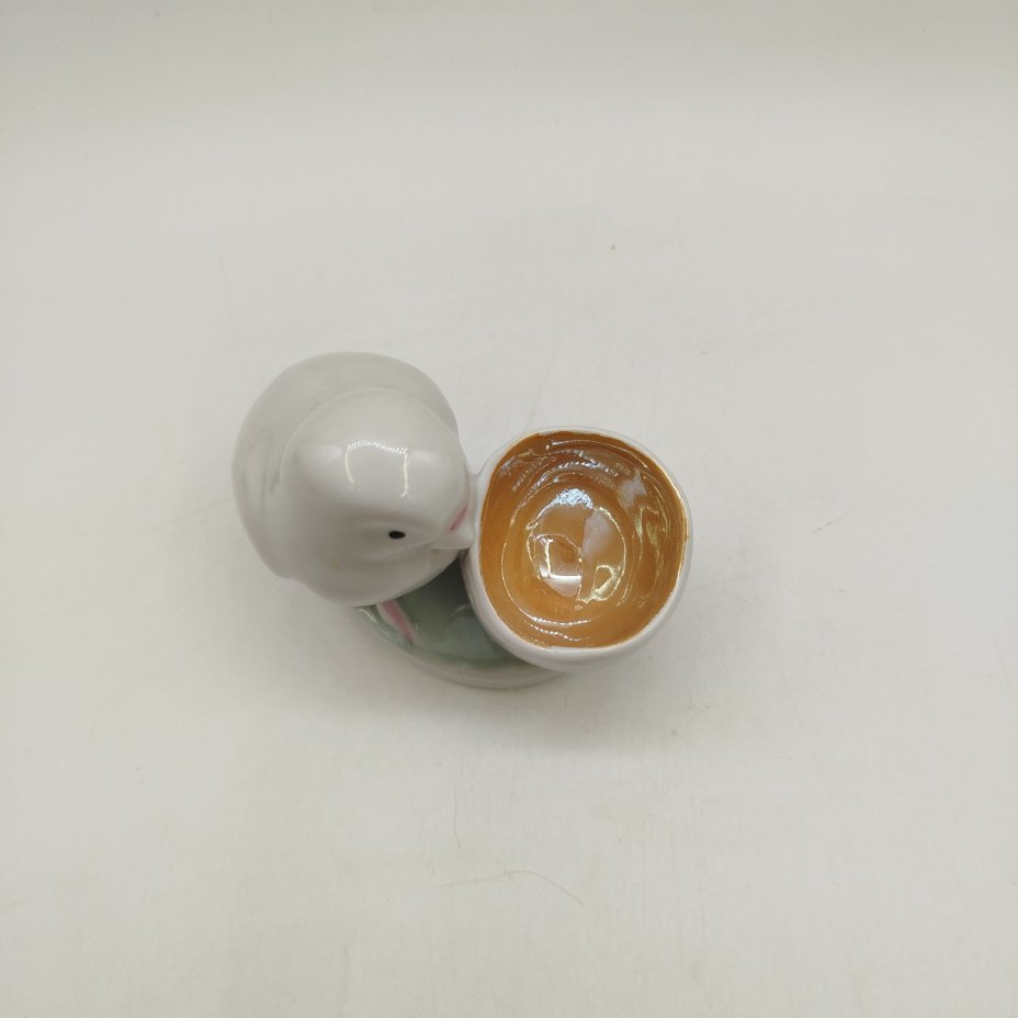 Подставка под яйцо (пашотница) "цыплёнок со скорлупой", фарфор, роспись, люстр, Дулевский фарфоровый завод (Дулёво), Россия, 2000 г.