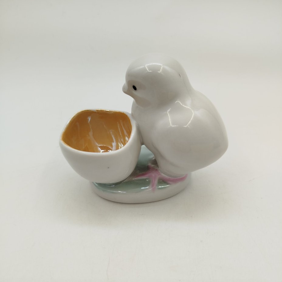 Подставка под яйцо (пашотница) "цыплёнок со скорлупой", фарфор, роспись, люстр, Дулевский фарфоровый завод (Дулёво), Россия, 2000 г.