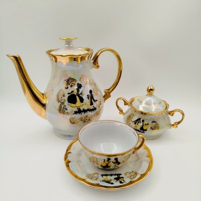 Набор чайный на одну персону (4 предмета), украшенный галантной сценой, фарфор, люстр, деколь, золочение, Jugoporcelan Titov Veles, Югославия, 1960-1980 гг.