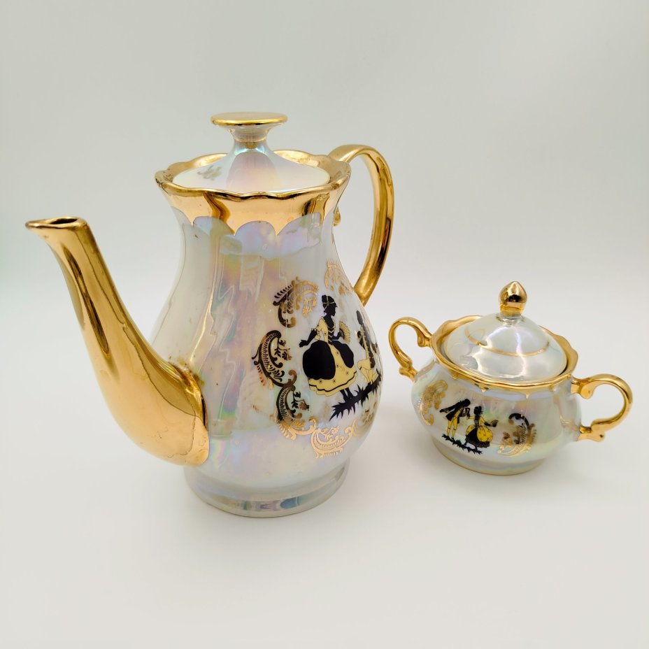 Набор чайный на одну персону (4 предмета), украшенный галантной сценой, фарфор, люстр, деколь, золочение, Jugoporcelan Titov Veles, Югославия, 1960-1980 гг.