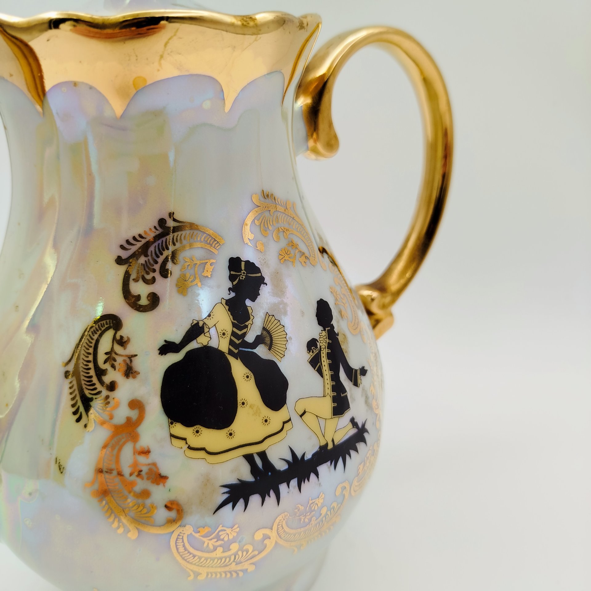 Набор чайный на одну персону (4 предмета), украшенный галантной сценой, фарфор, люстр, деколь, золочение, Jugoporcelan Titov Veles, Югославия, 1960-1980 гг.