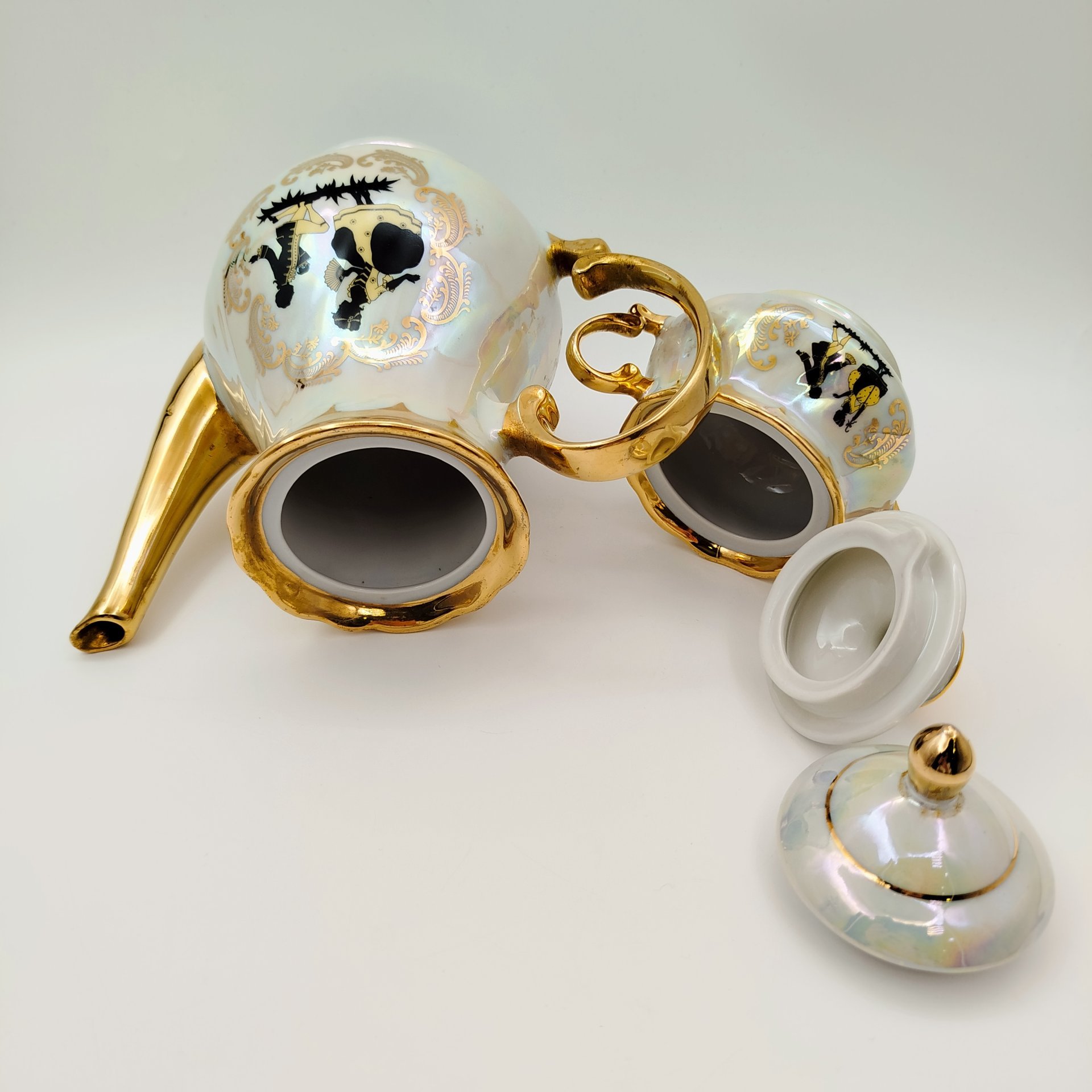 Набор чайный на одну персону (4 предмета), украшенный галантной сценой, фарфор, люстр, деколь, золочение, Jugoporcelan Titov Veles, Югославия, 1960-1980 гг.