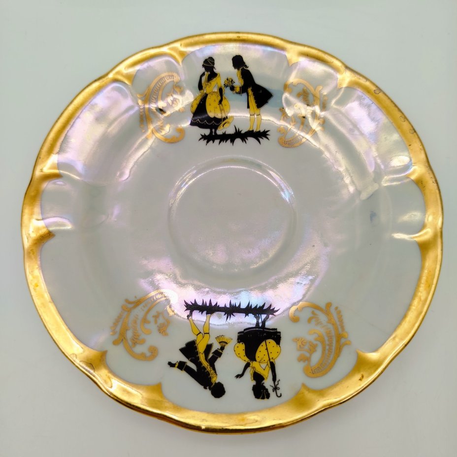 Набор чайный на одну персону (4 предмета), украшенный галантной сценой, фарфор, люстр, деколь, золочение, Jugoporcelan Titov Veles, Югославия, 1960-1980 гг.