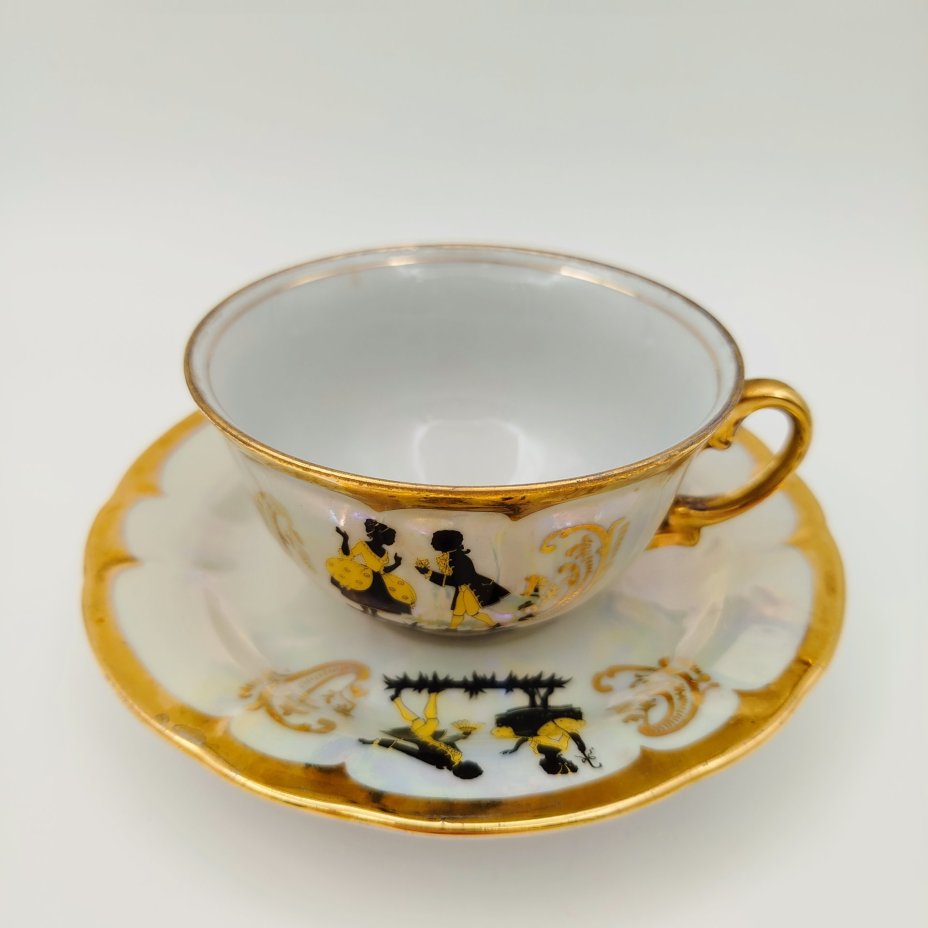 Набор чайный на одну персону (4 предмета), украшенный галантной сценой, фарфор, люстр, деколь, золочение, Jugoporcelan Titov Veles, Югославия, 1960-1980 гг.