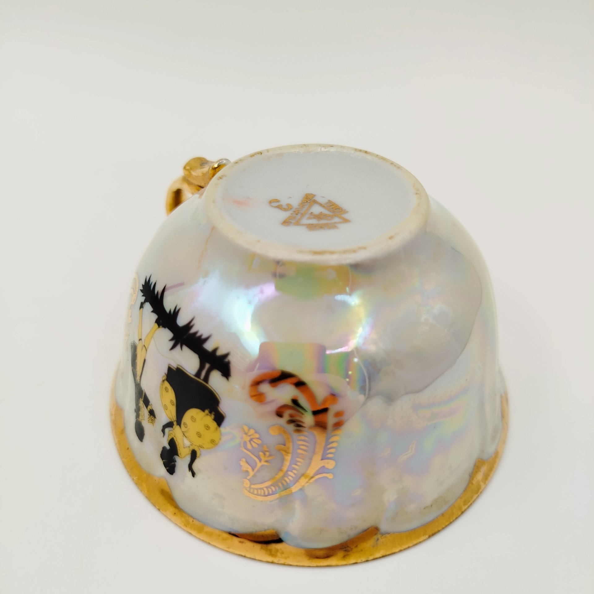 Набор чайный на одну персону (4 предмета), украшенный галантной сценой, фарфор, люстр, деколь, золочение, Jugoporcelan Titov Veles, Югославия, 1960-1980 гг.