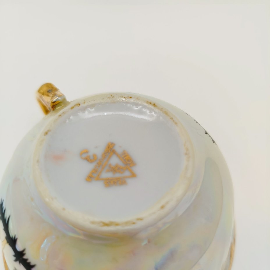 Набор чайный на одну персону (4 предмета), украшенный галантной сценой, фарфор, люстр, деколь, золочение, Jugoporcelan Titov Veles, Югославия, 1960-1980 гг.