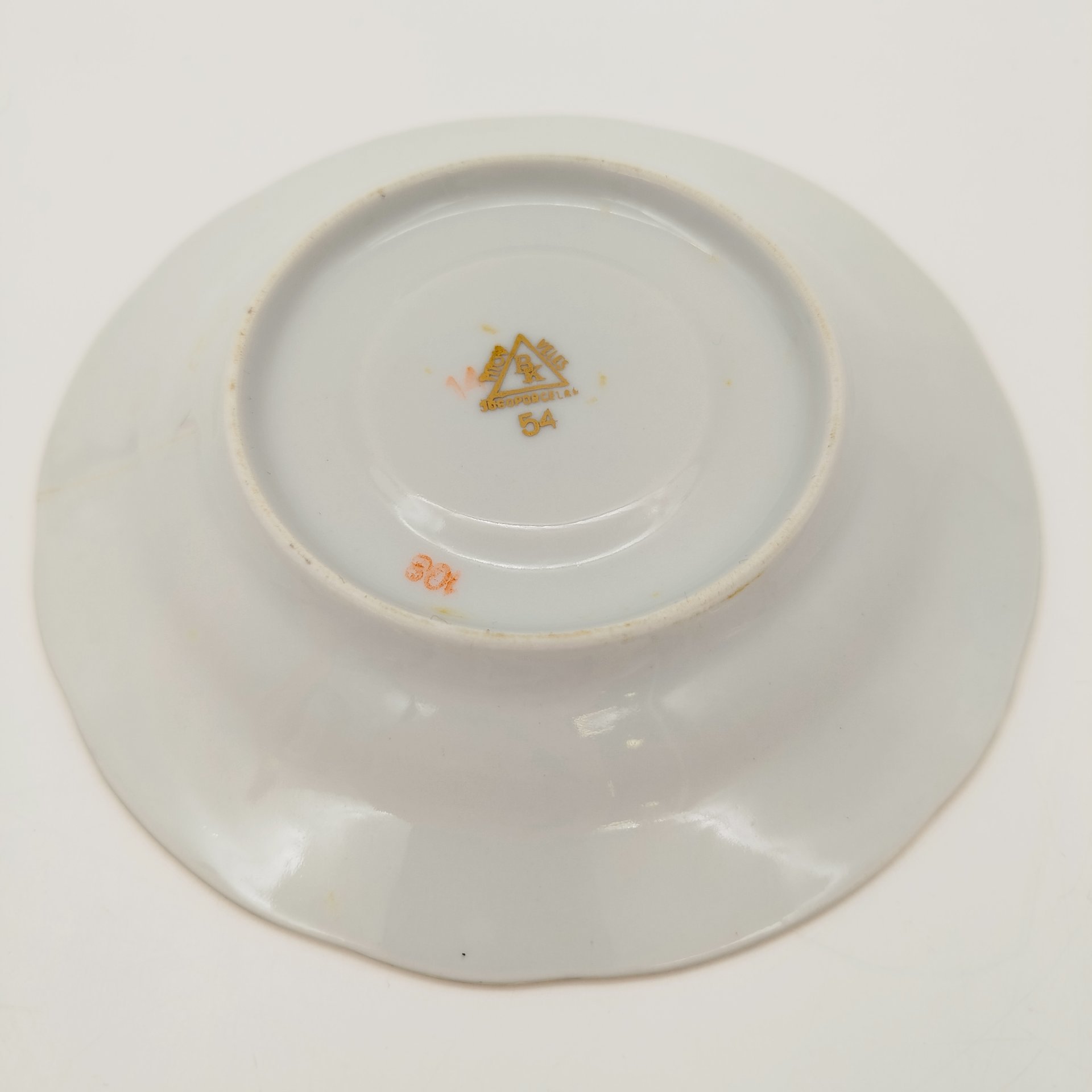 Набор чайный на одну персону (4 предмета), украшенный галантной сценой, фарфор, люстр, деколь, золочение, Jugoporcelan Titov Veles, Югославия, 1960-1980 гг.