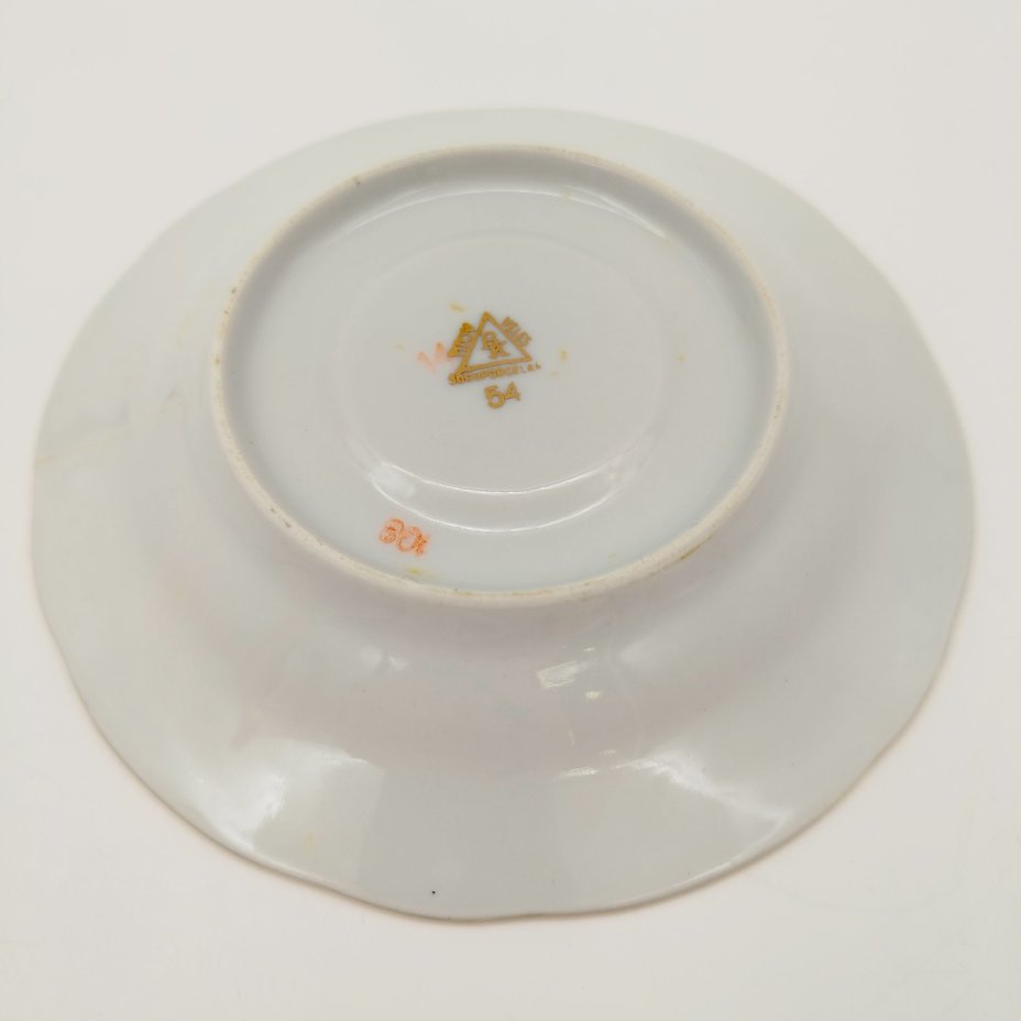 Набор чайный на одну персону (4 предмета), украшенный галантной сценой, фарфор, люстр, деколь, золочение, Jugoporcelan Titov Veles, Югославия, 1960-1980 гг.