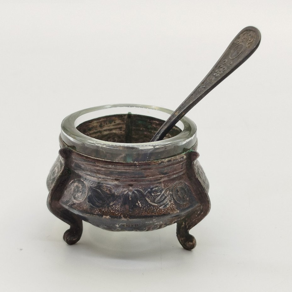 Солонка с цветочным орнаментом и миниатюрной ложечкой, мельхиор (медь-никель), стекло, Мстерская художественная фабрика  «Ювелир», СССР, 1960-1980 гг.