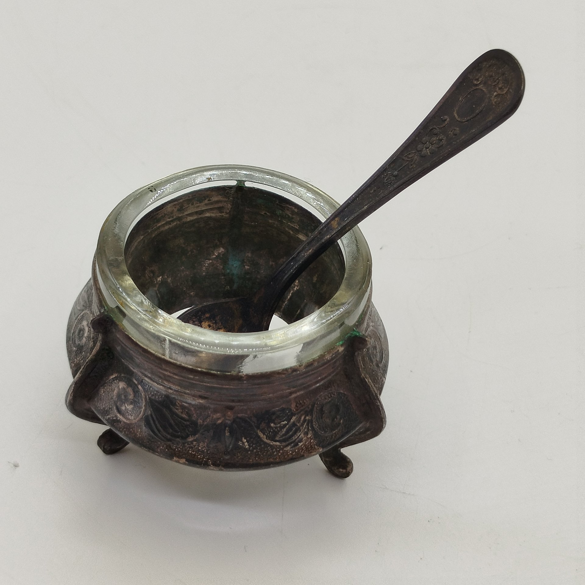 Солонка с цветочным орнаментом и миниатюрной ложечкой, мельхиор (медь-никель), стекло, Мстерская художественная фабрика  «Ювелир», СССР, 1960-1980 гг.