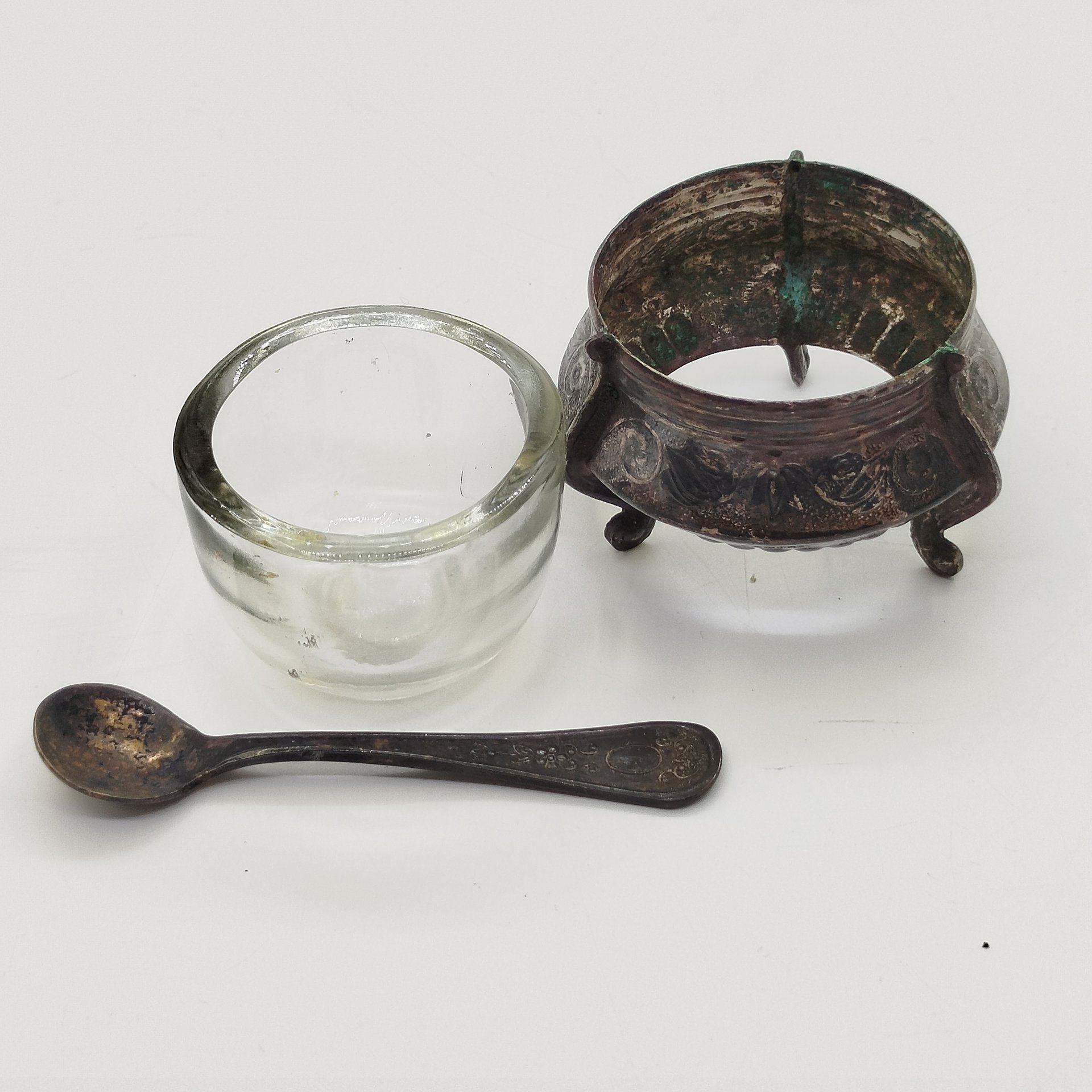 Солонка с цветочным орнаментом и миниатюрной ложечкой, мельхиор (медь-никель), стекло, Мстерская художественная фабрика  «Ювелир», СССР, 1960-1980 гг.