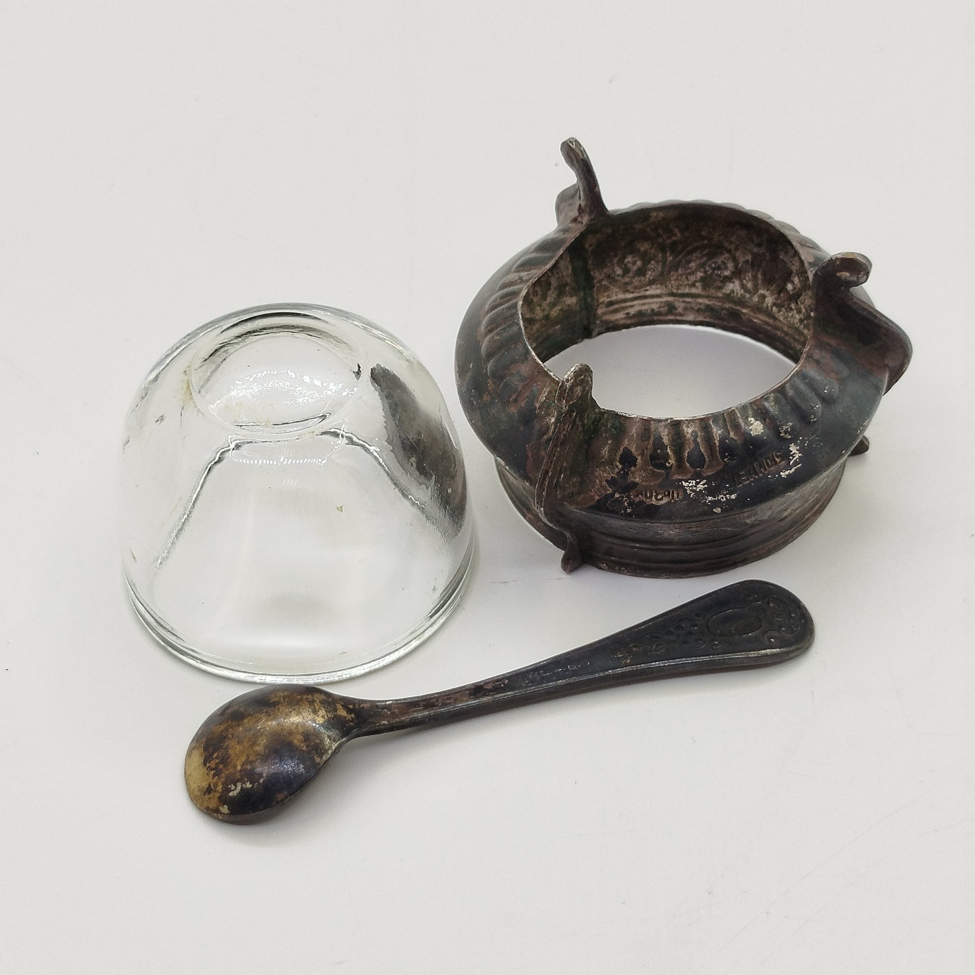 Солонка с цветочным орнаментом и миниатюрной ложечкой, мельхиор (медь-никель), стекло, Мстерская художественная фабрика  «Ювелир», СССР, 1960-1980 гг.