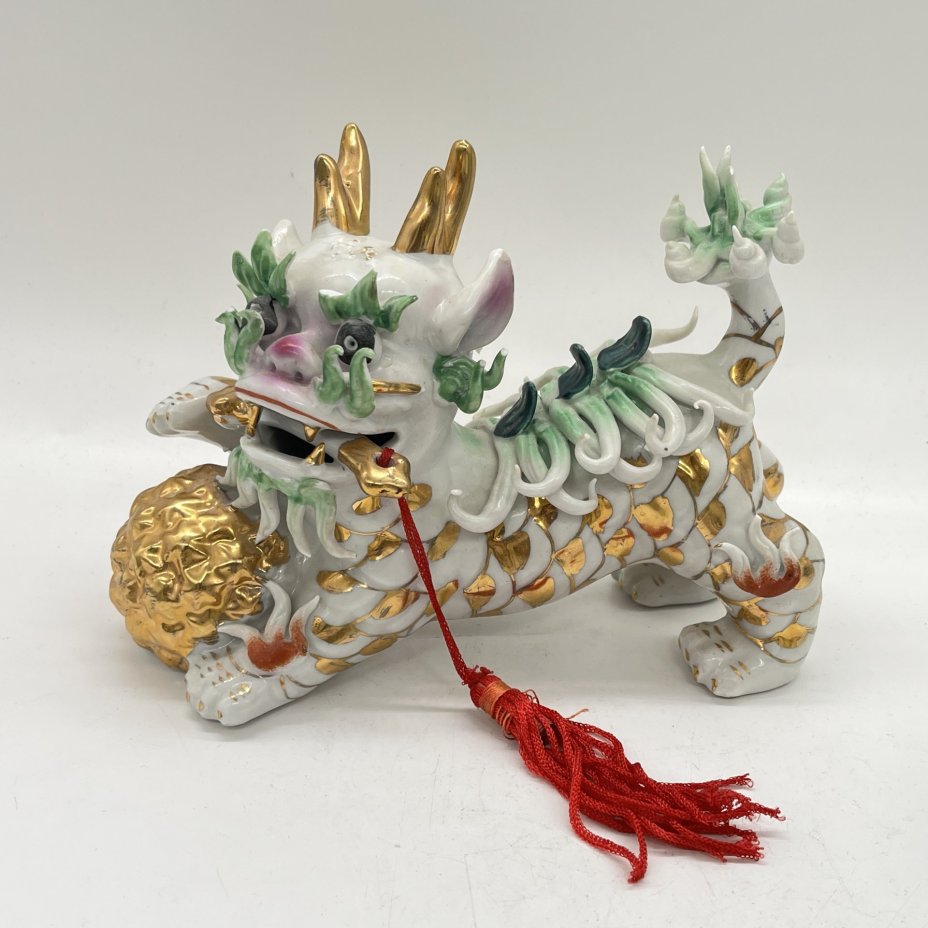 Статуэтка "Собака Фу", фарфор, роспись, золочение, Китай, 1990-2010 гг.