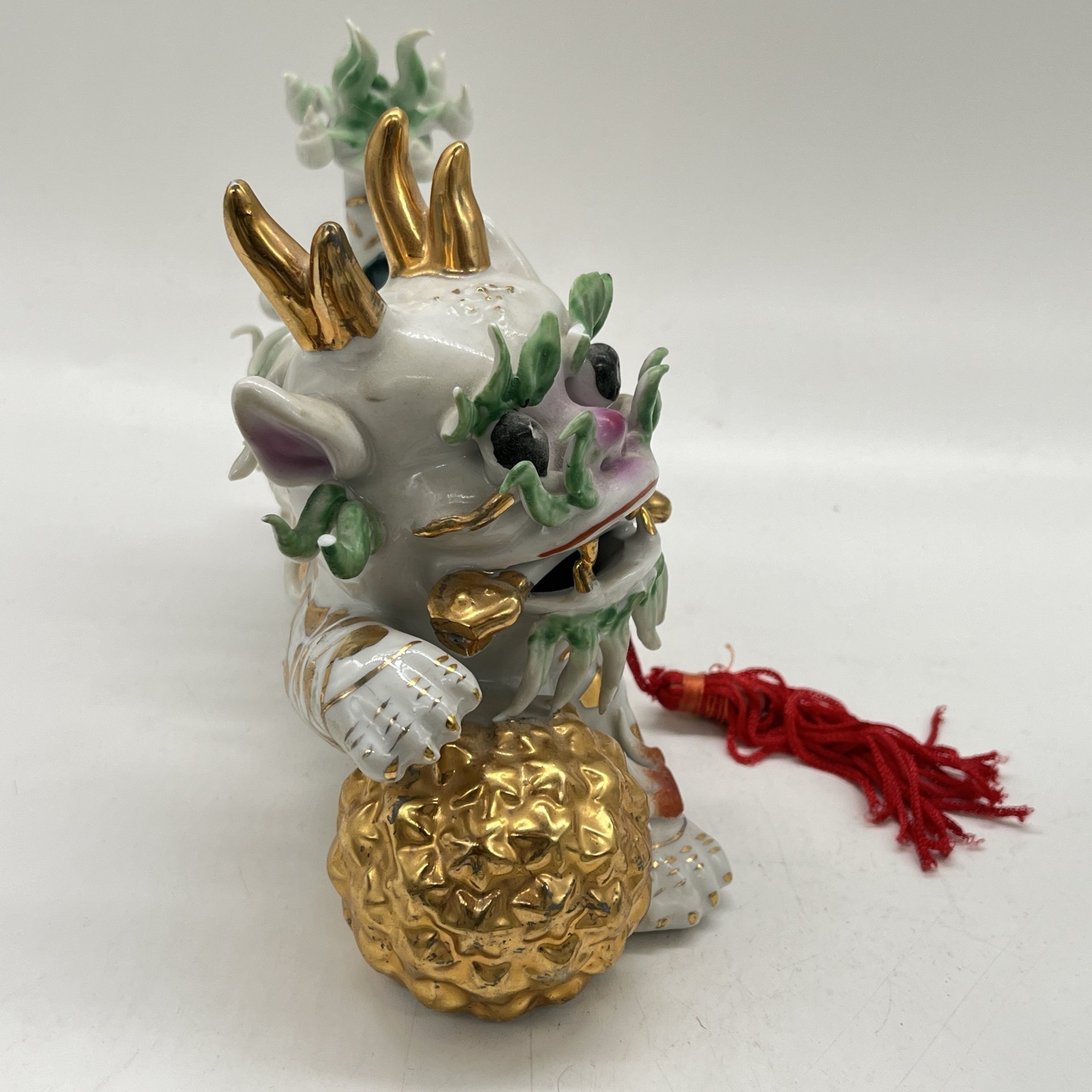 Статуэтка "Собака Фу", фарфор, роспись, золочение, Китай, 1990-2010 гг.