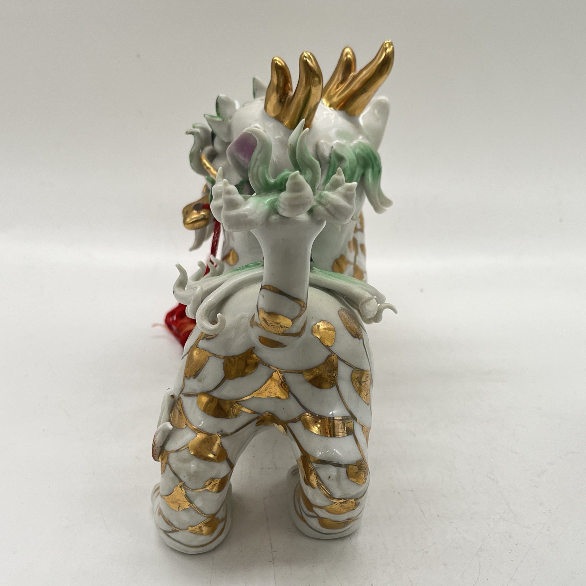 Статуэтка "Собака Фу", фарфор, роспись, золочение, Китай, 1990-2010 гг.