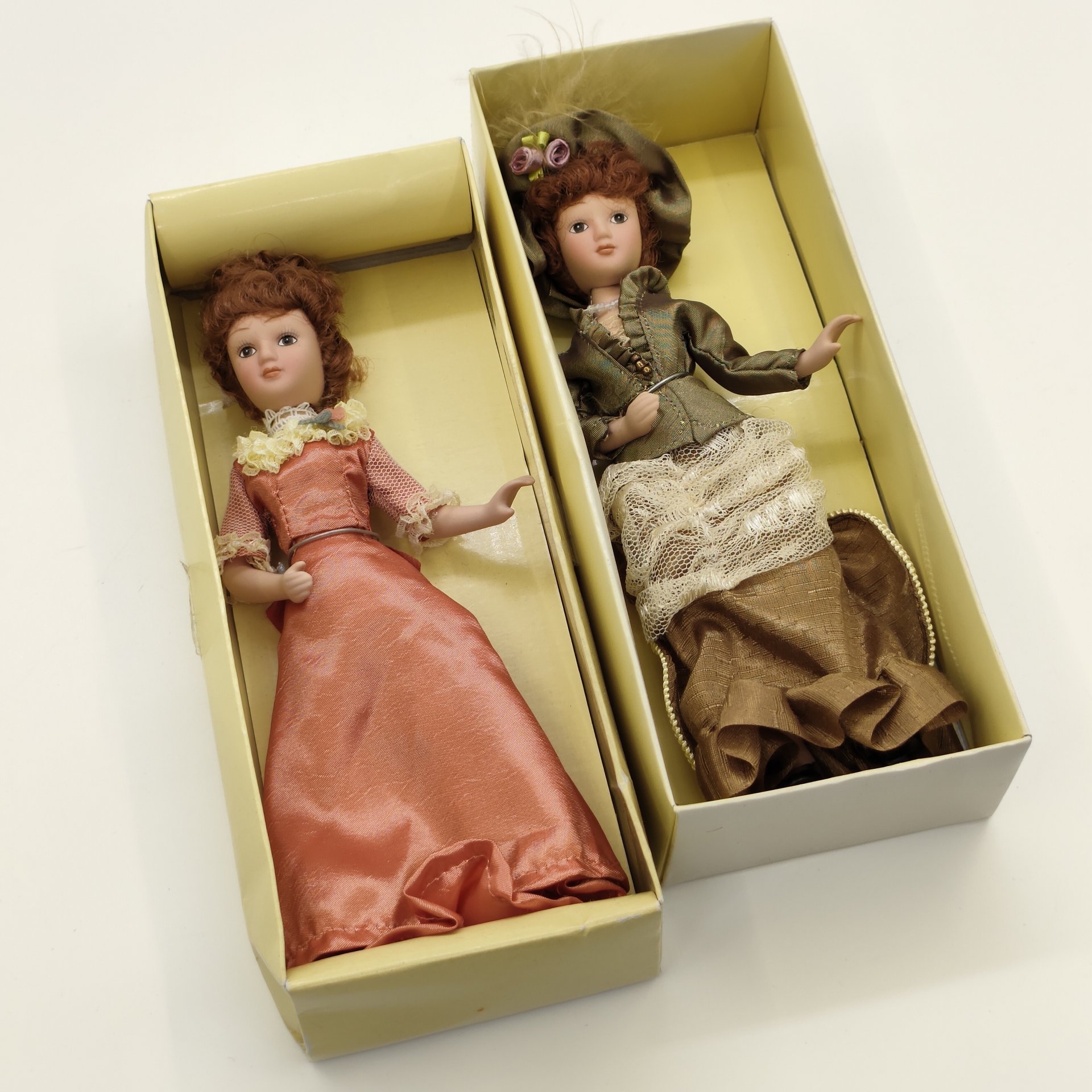 Пара коллекционных кукол "Джейн Эйр" (Шарлотта Бронте "Джейн Эйр") и "Кэтрин Слопер" (Генри Джеймс "Вашингтонская площадь"), из серии "Дамы эпохи. Моя коллекция кукол", фарфор, роспись, текстиль, картон, Издательство «Де Агостини», Российская Федерация, 2010-2020 гг.