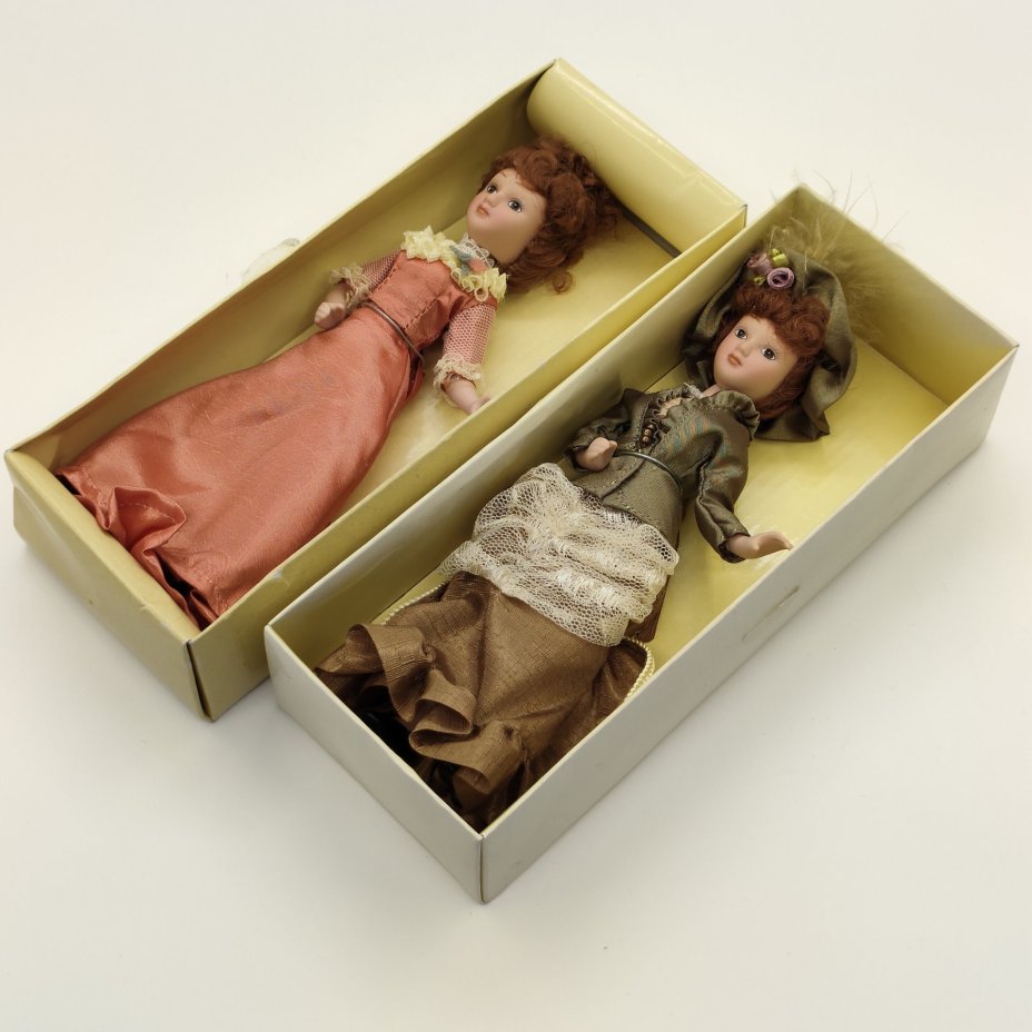 Пара коллекционных кукол "Джейн Эйр" (Шарлотта Бронте "Джейн Эйр") и "Кэтрин Слопер" (Генри Джеймс "Вашингтонская площадь"), из серии "Дамы эпохи. Моя коллекция кукол", фарфор, роспись, текстиль, картон, Издательство «Де Агостини», Российская Федерация, 2010-2020 гг.