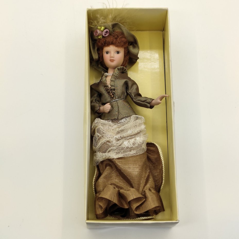 Пара коллекционных кукол "Джейн Эйр" (Шарлотта Бронте "Джейн Эйр") и "Кэтрин Слопер" (Генри Джеймс "Вашингтонская площадь"), из серии "Дамы эпохи. Моя коллекция кукол", фарфор, роспись, текстиль, картон, Издательство «Де Агостини», Российская Федерация, 2010-2020 гг.