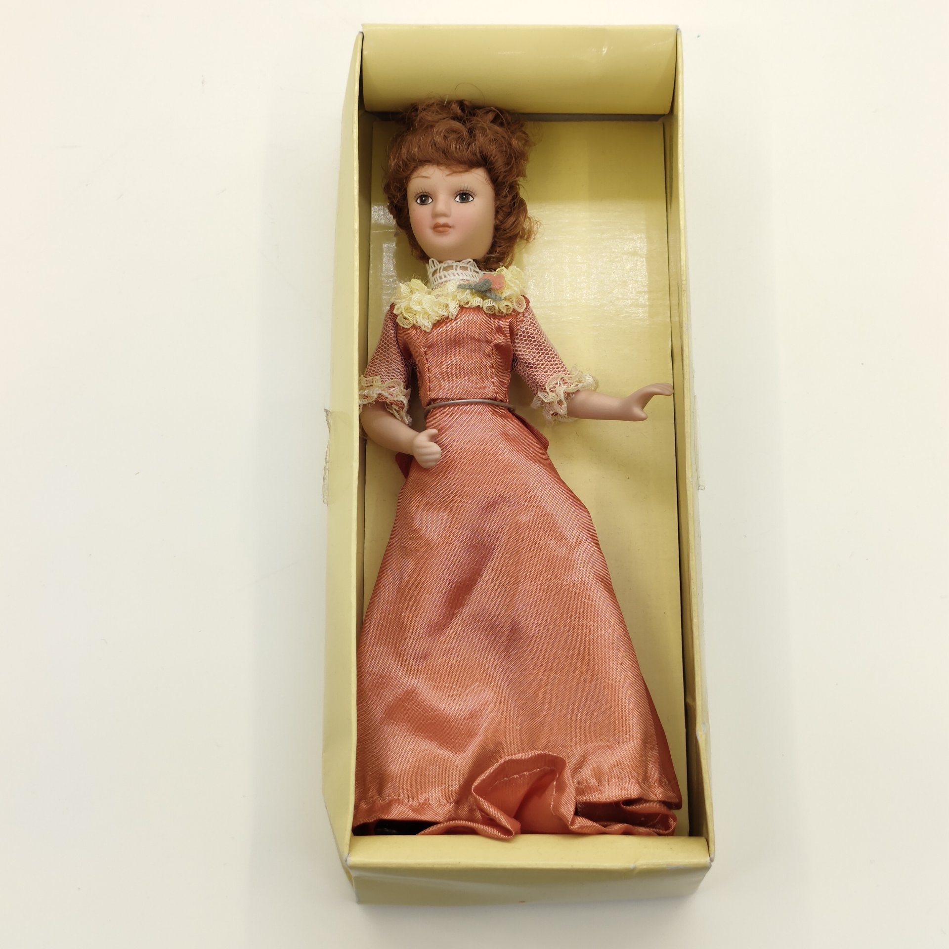 Пара коллекционных кукол "Джейн Эйр" (Шарлотта Бронте "Джейн Эйр") и "Кэтрин Слопер" (Генри Джеймс "Вашингтонская площадь"), из серии "Дамы эпохи. Моя коллекция кукол", фарфор, роспись, текстиль, картон, Издательство «Де Агостини», Российская Федерация, 2010-2020 гг.