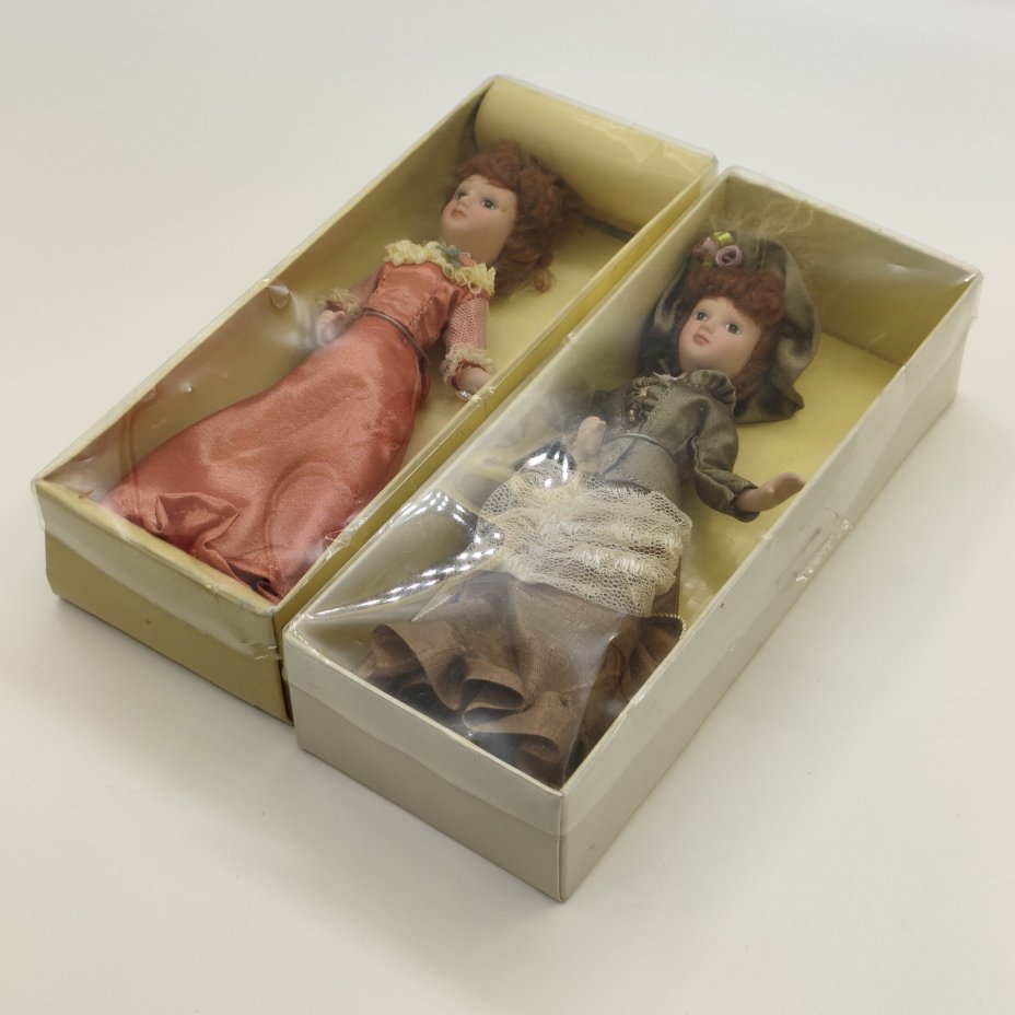 Пара коллекционных кукол "Джейн Эйр" (Шарлотта Бронте "Джейн Эйр") и "Кэтрин Слопер" (Генри Джеймс "Вашингтонская площадь"), из серии "Дамы эпохи. Моя коллекция кукол", фарфор, роспись, текстиль, картон, Издательство «Де Агостини», Российская Федерация, 2010-2020 гг.