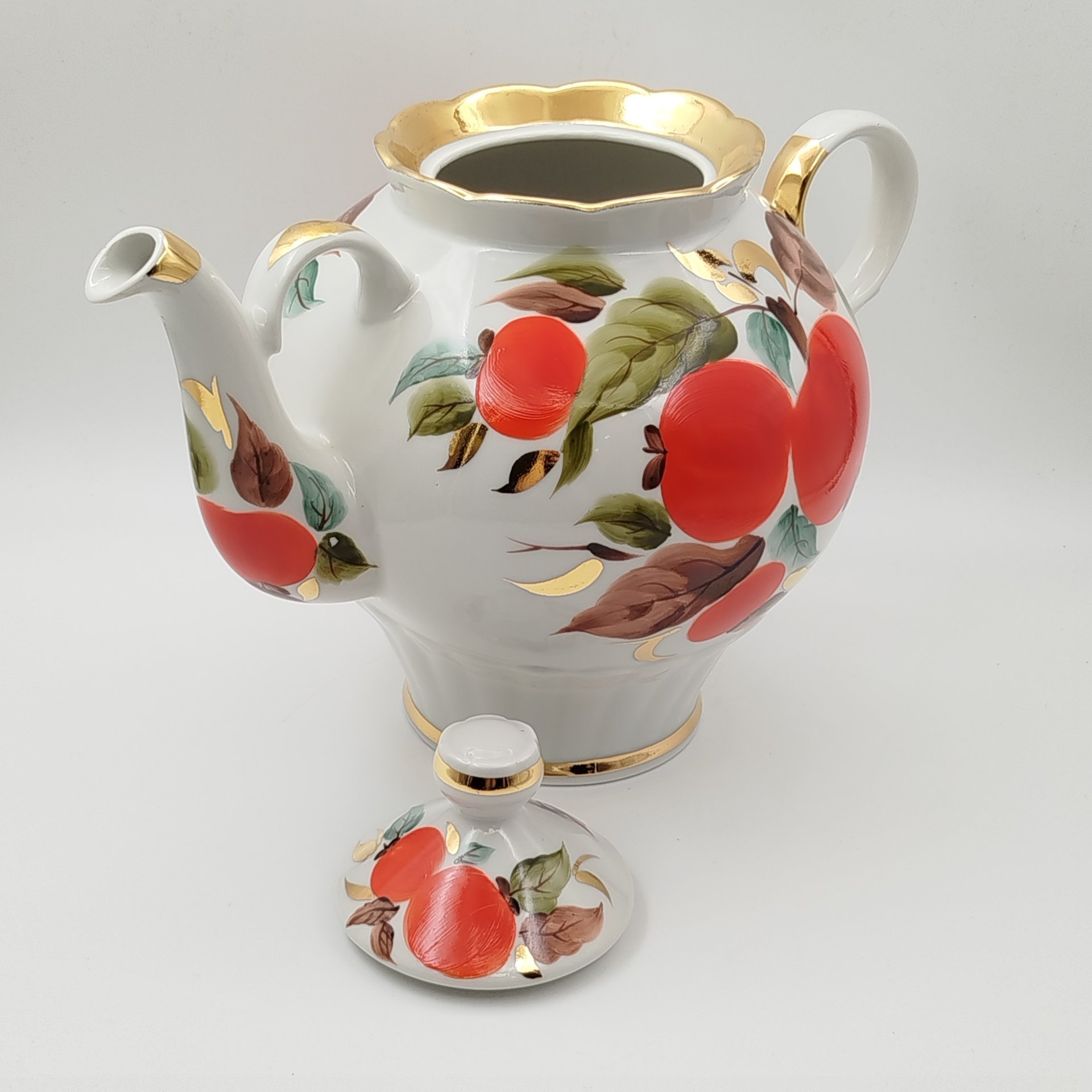 Чайник доливной, с изображением яблок на ветке