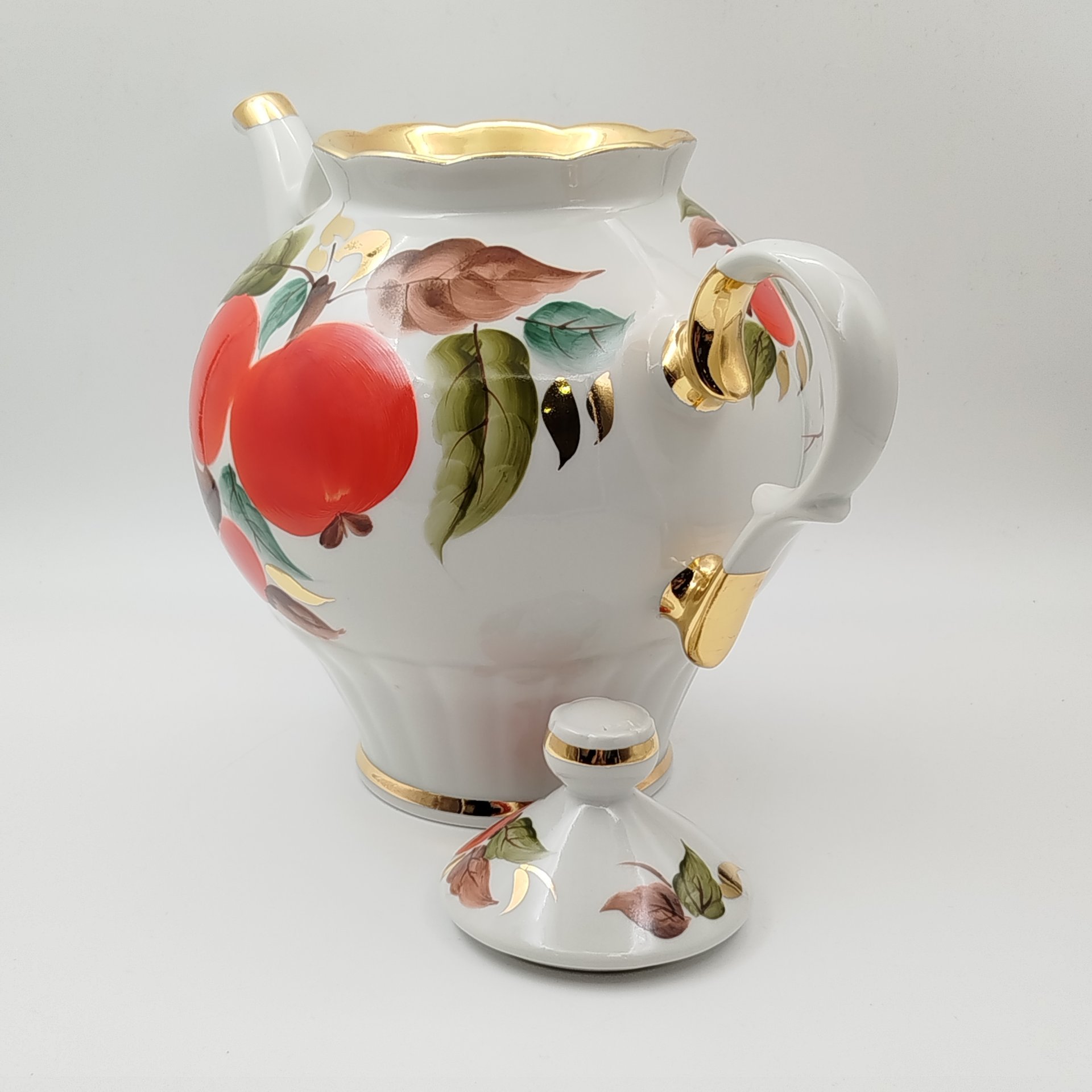 Чайник доливной, с изображением яблок на ветке