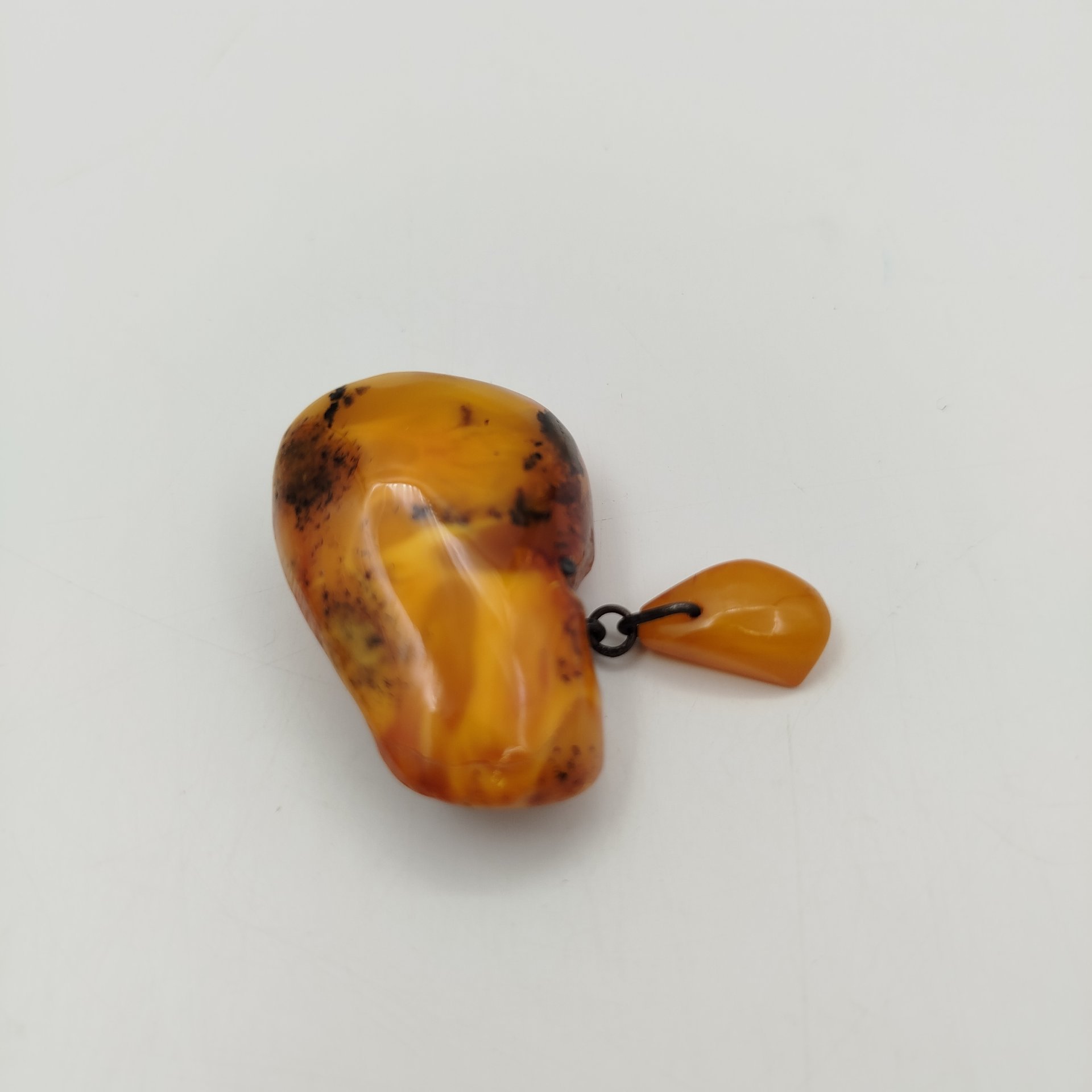Брошь асимметричной формы, металл, янтарь, СССР, 1970-1990 гг.