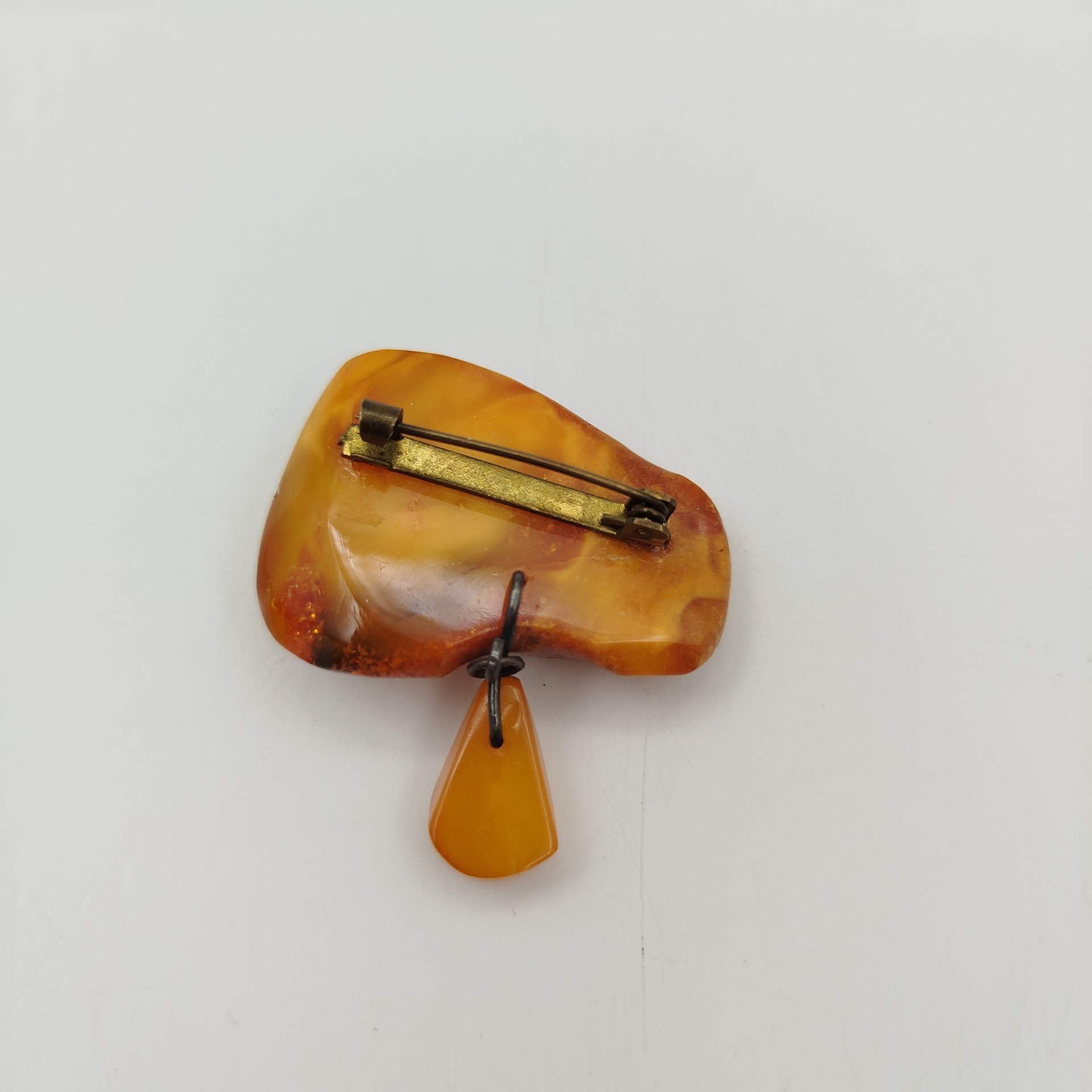 Брошь асимметричной формы, металл, янтарь, СССР, 1970-1990 гг.