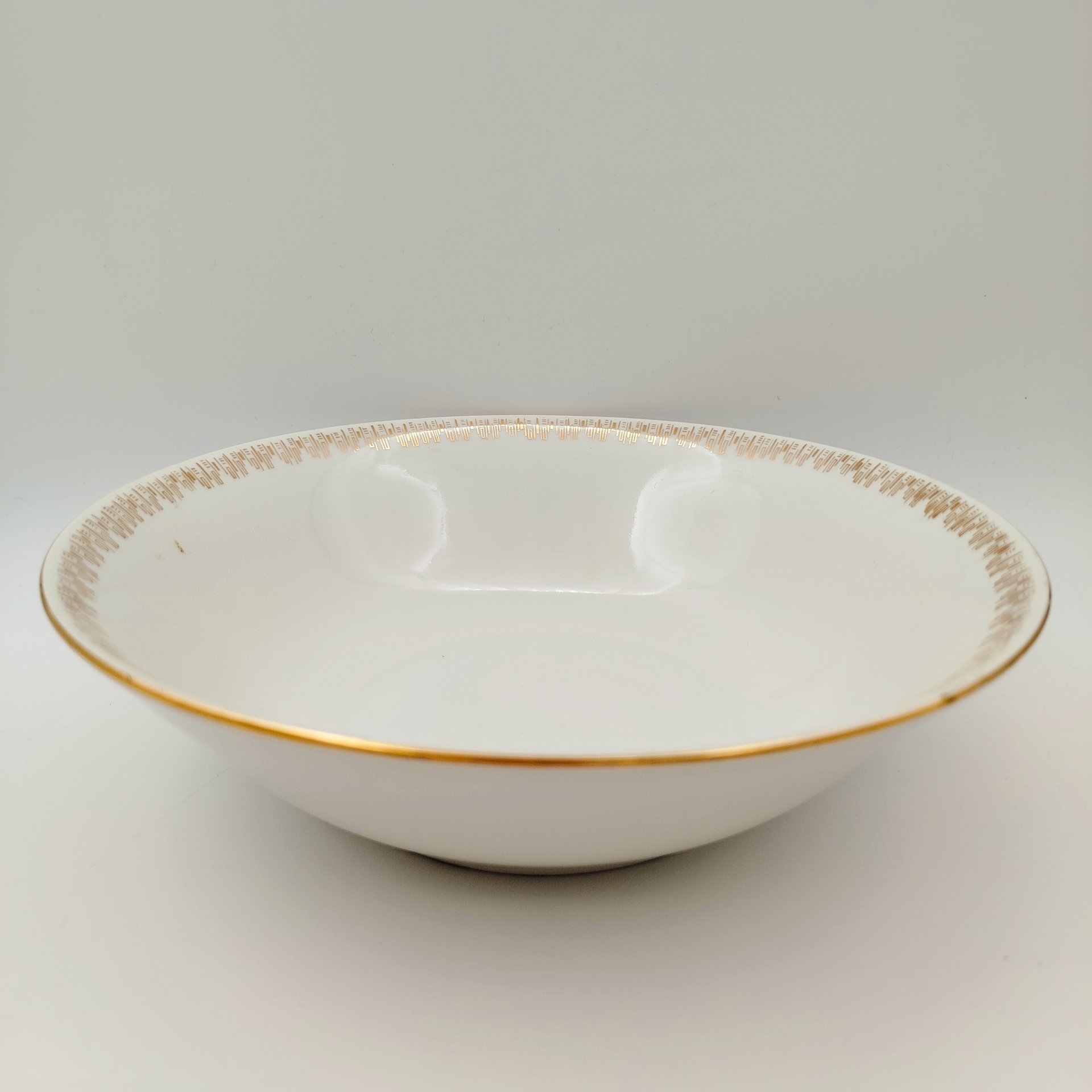Салатник с геометрическим орнаментом вдоль борта, фарфор, золочение, Moritz Zdekauer (MZ), Чехословакия, 1960-1980 гг.