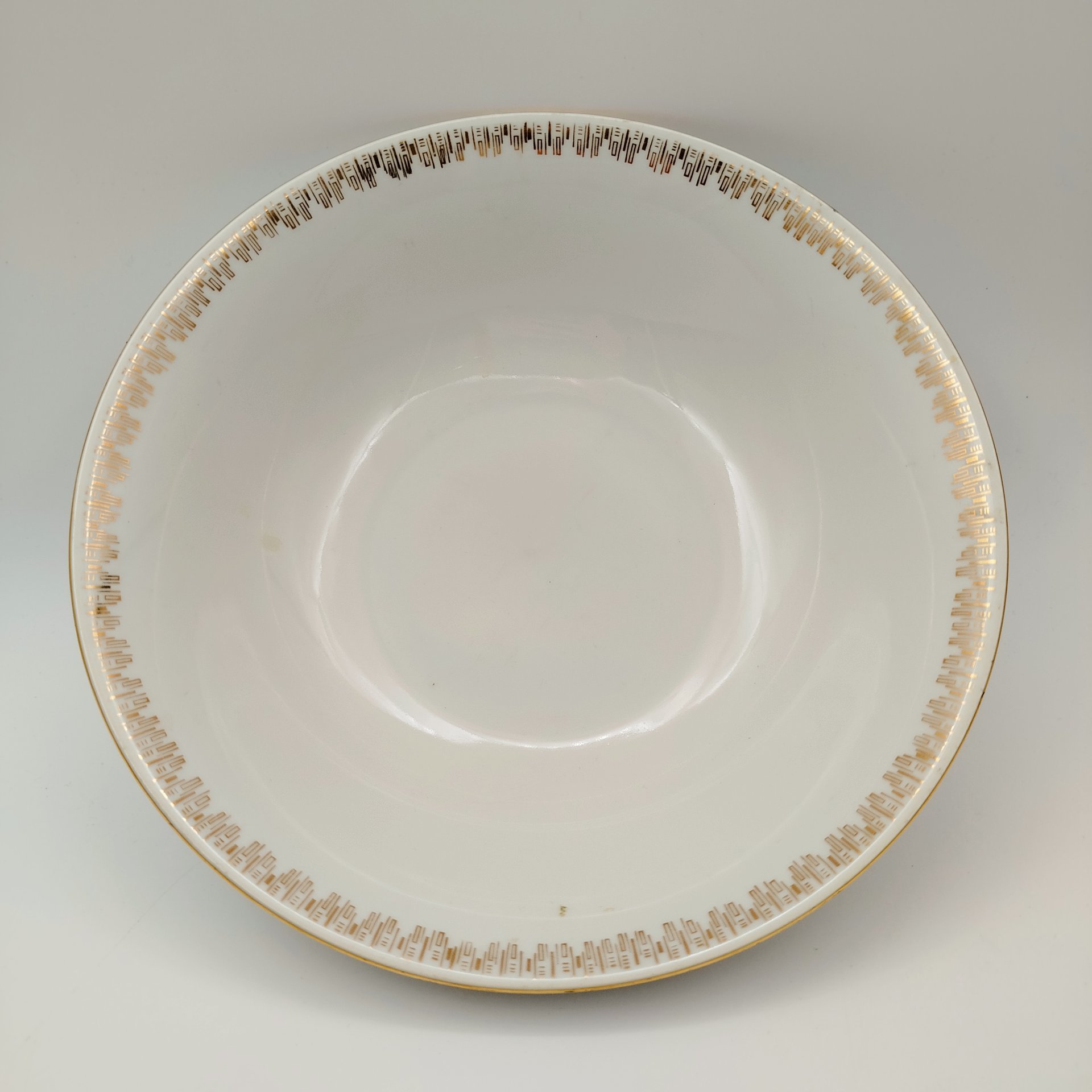 Салатник с геометрическим орнаментом вдоль борта, фарфор, золочение, Moritz Zdekauer (MZ), Чехословакия, 1960-1980 гг.