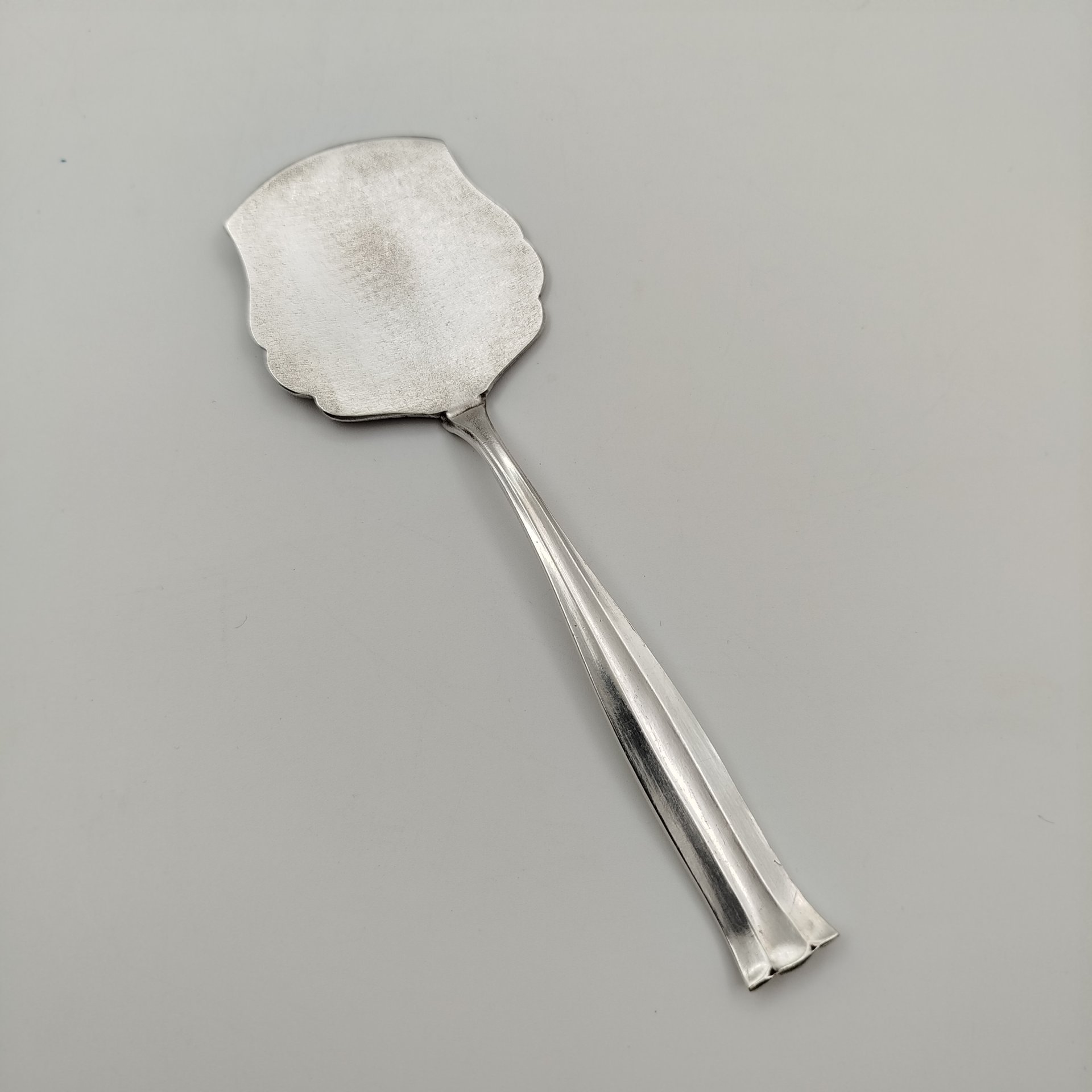 Лопатка сервировочная фигурной формы, мельхиор (медь-никель), Киевский завод столовых приборов и посуды им. Дзержинского (ЗiД, ЗиД), СССР, 1960-1990 гг., Киевский завод столовых приборов и посуды им. Дзержинского (ЗiД
