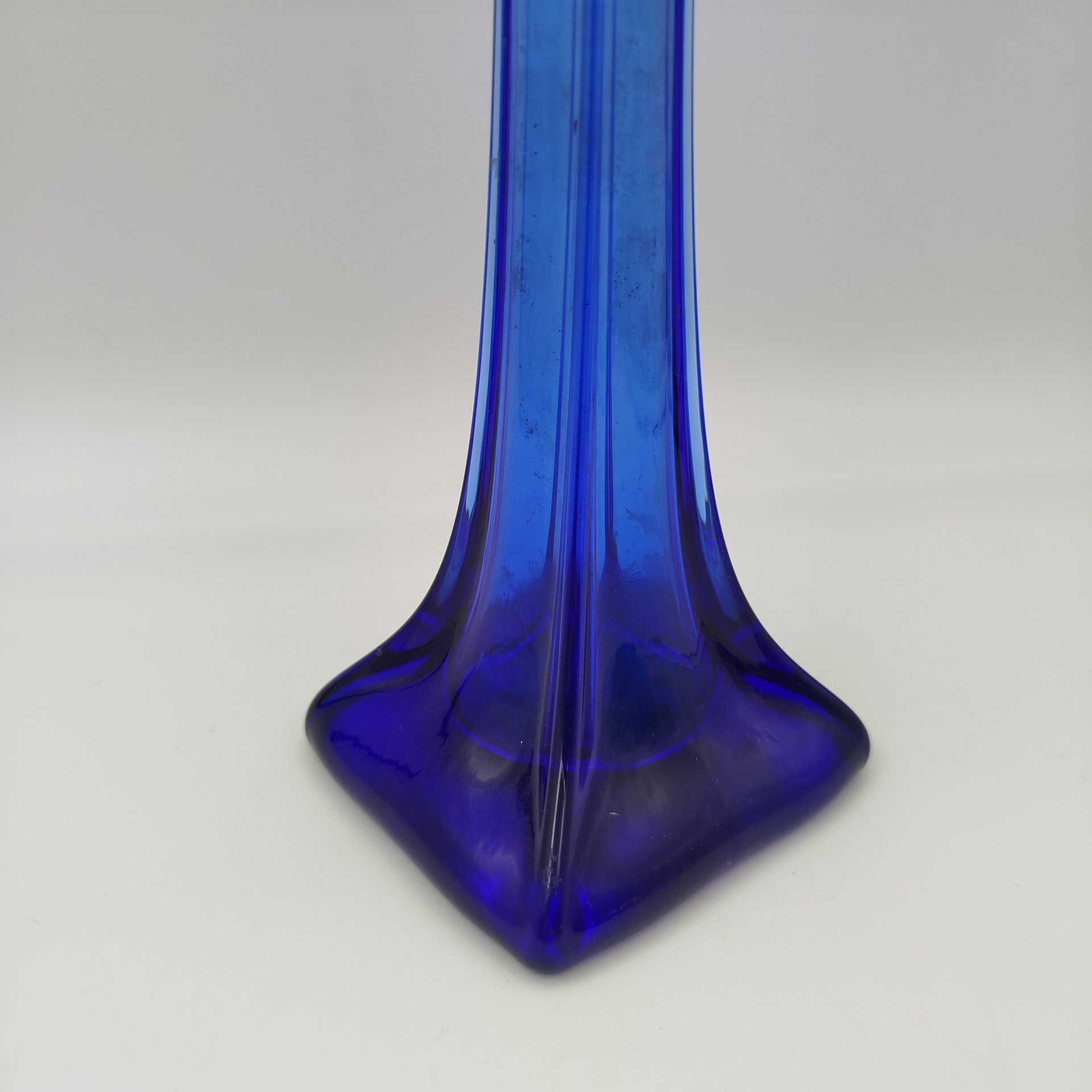 Ваза формы "Берц" синего цвета, стекло, выдувание, СССР, 1930-1970 гг.