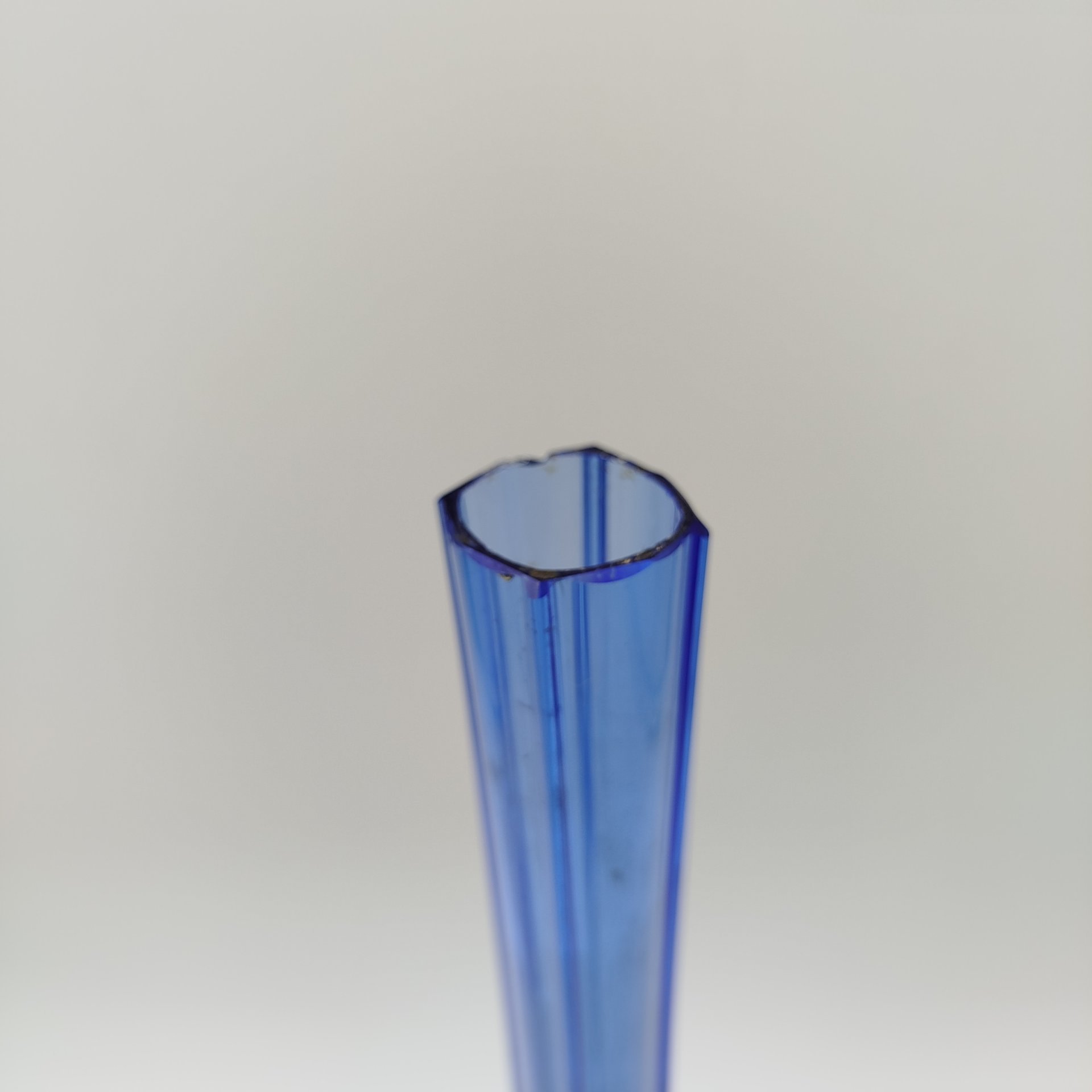 Ваза формы "Берц" синего цвета, стекло, выдувание, СССР, 1930-1970 гг.