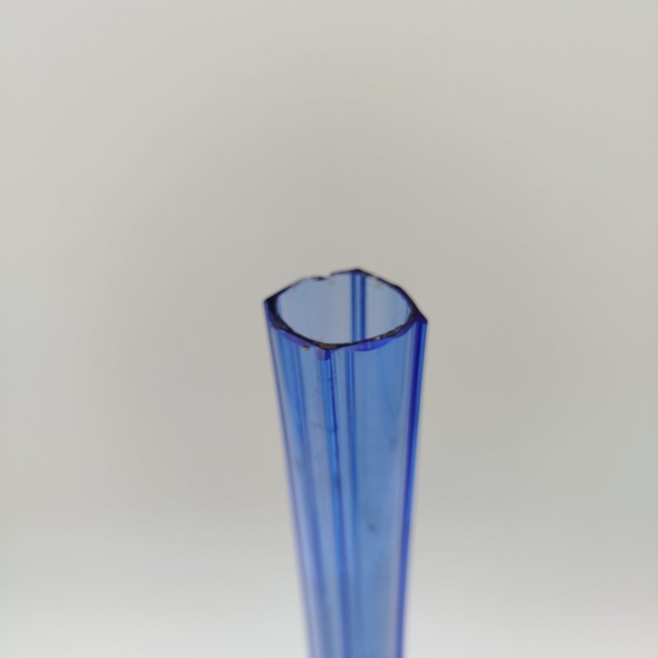 Ваза формы "Берц" синего цвета