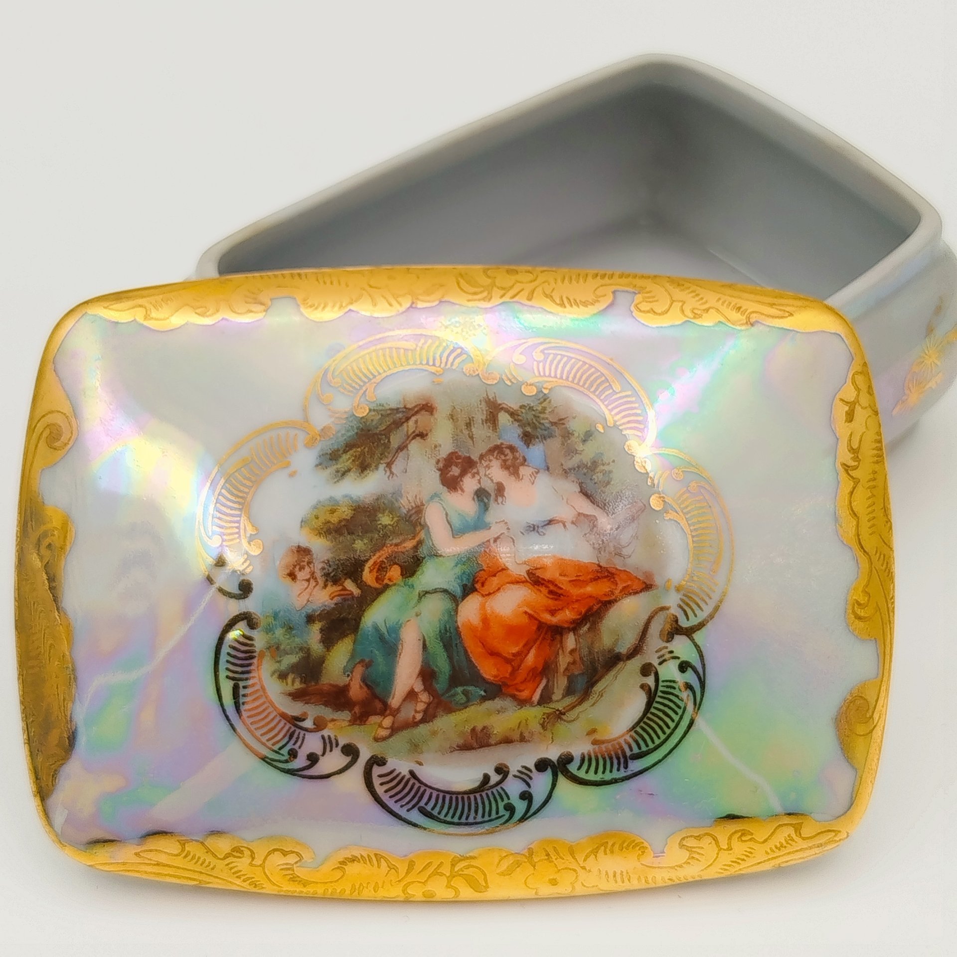 Шкатулка миниатюрная прямоугольной формы "Мадонна", фарфор, люстр, деколь, золочение, Oscar Schlegelmilch, ГДР, 1953-1972 гг.