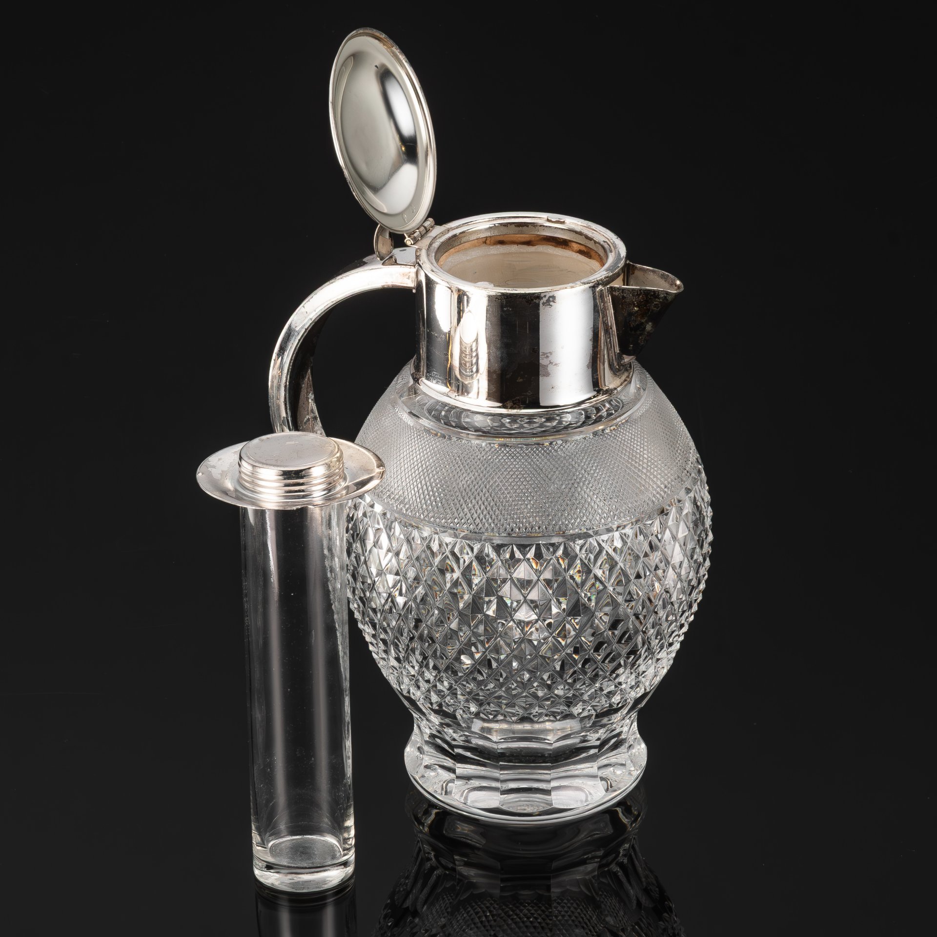 Графин для прохладительных напитков с колбой для льда внутри, с геометрическим декором, хрусталь, алмазная грань, сплав металлов, Западная Европа, 1950-1970 гг.