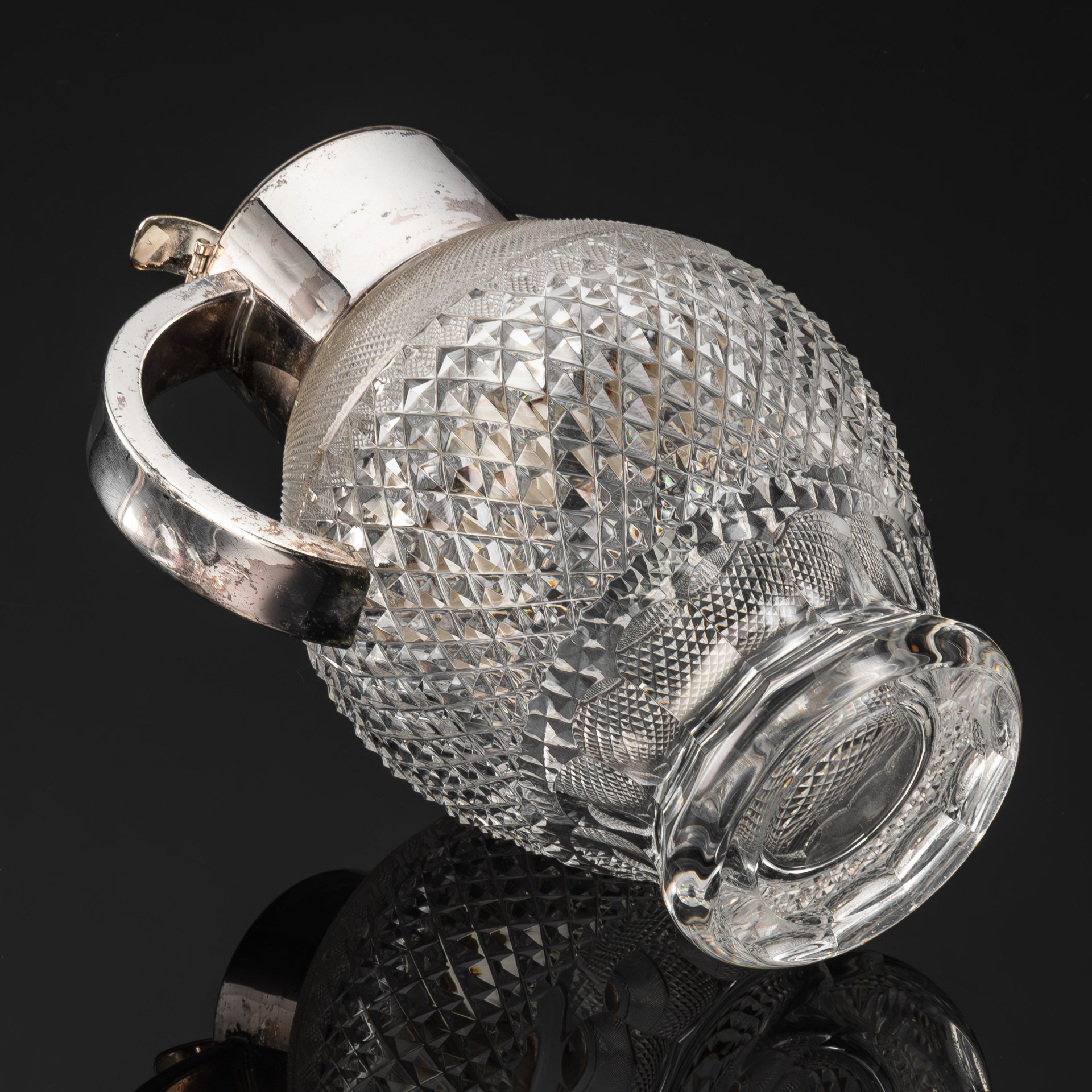 Графин для прохладительных напитков с колбой для льда внутри, с геометрическим декором, хрусталь, алмазная грань, сплав металлов, Западная Европа, 1950-1970 гг.
