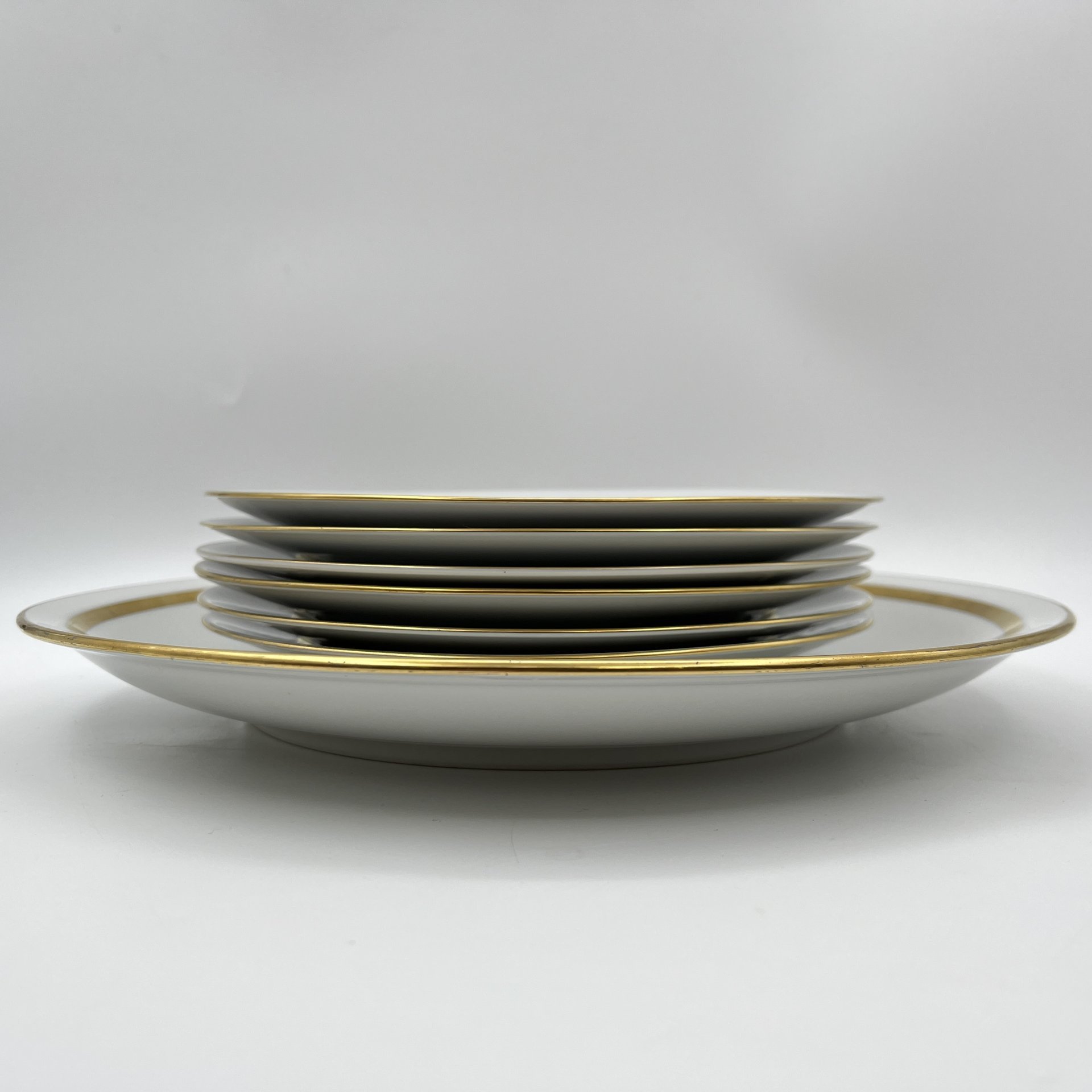 Набор десертных тарелок с блюдом на 6 персон, украшенный цветочным декором, фарфор, деколь, золочение, Graf Von Henneberg Porzellan, 1777 Jlmenau, ГДР, 1949-1970 гг.