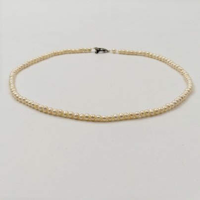 Бусы с мелкими круглыми бусинами и фигурной застежкой