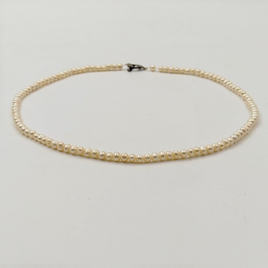 Бусы с мелкими круглыми бусинами и фигурной застежкой