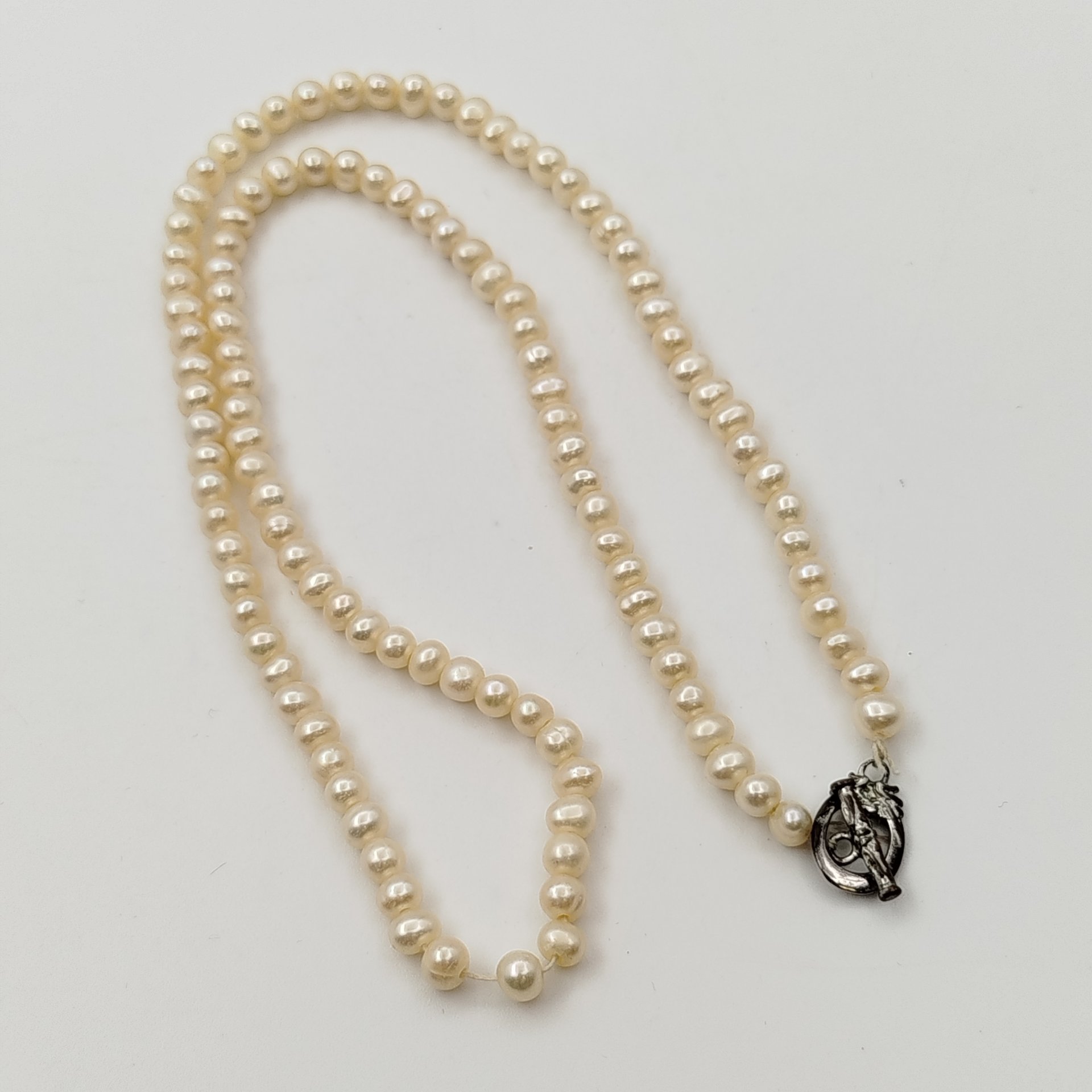 Бусы с мелкими круглыми бусинами и фигурной застежкой