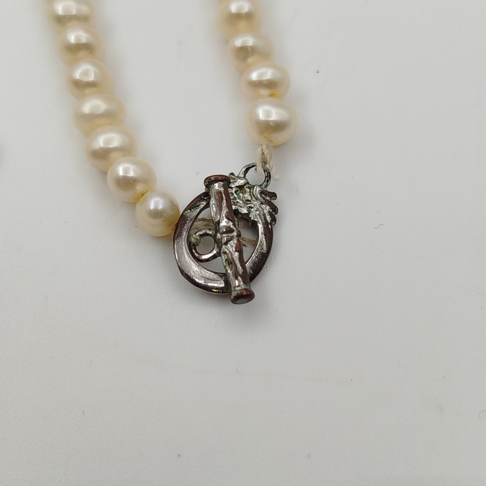 Бусы с мелкими круглыми бусинами и фигурной застежкой