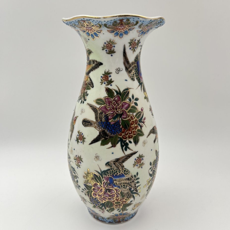 Ваза вытянутой формы с фестончатым краем в стиле шинуазри "цветы и птицы", фарфор, роспись эмалевыми красками, Китай, 1960-1980 гг.